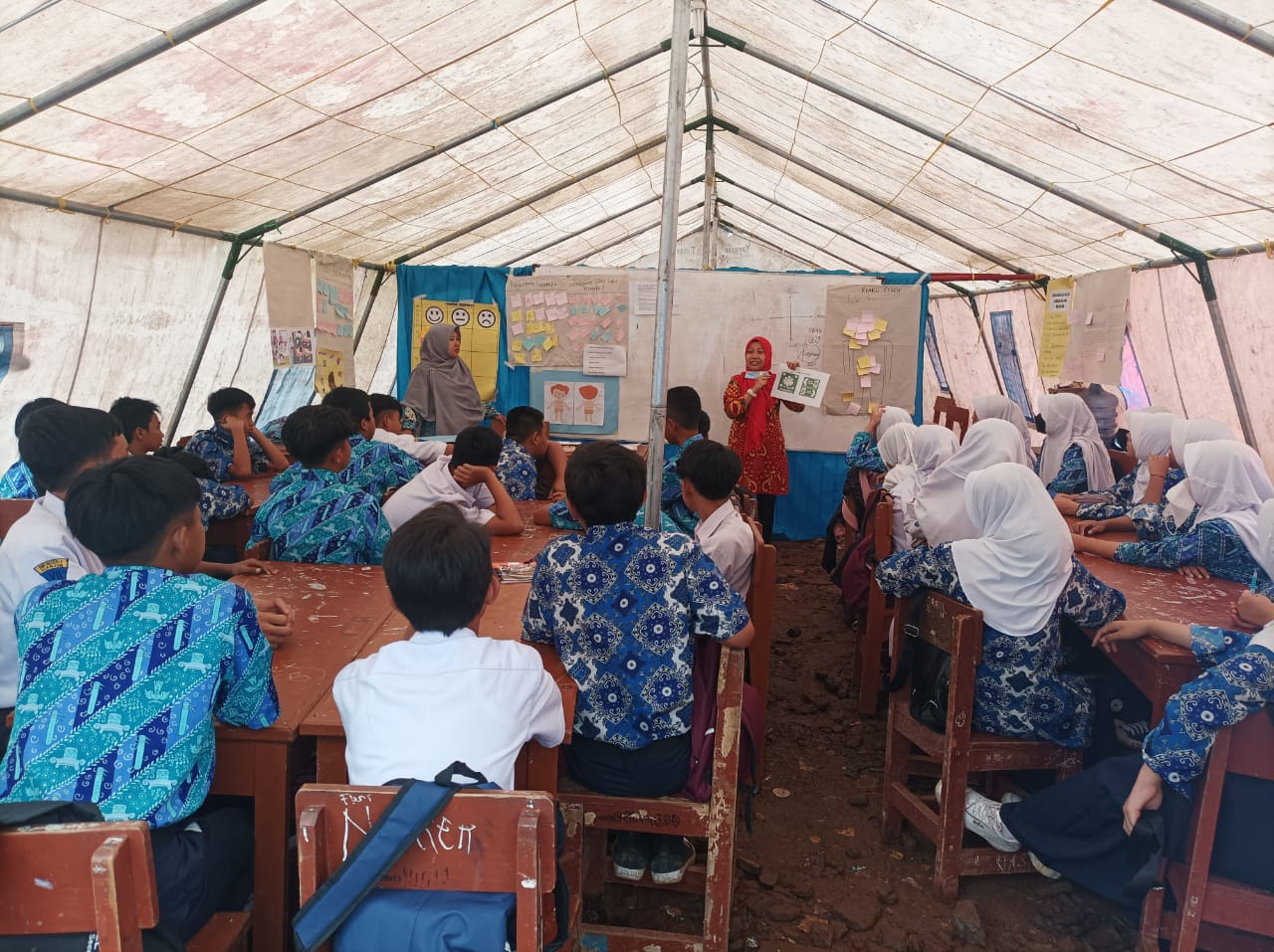Kegiatan Pendidikan dalam Situasi Darurat kepada siswa korban gempa di Cianjur yang dilakukan P&G bersama Save The Children