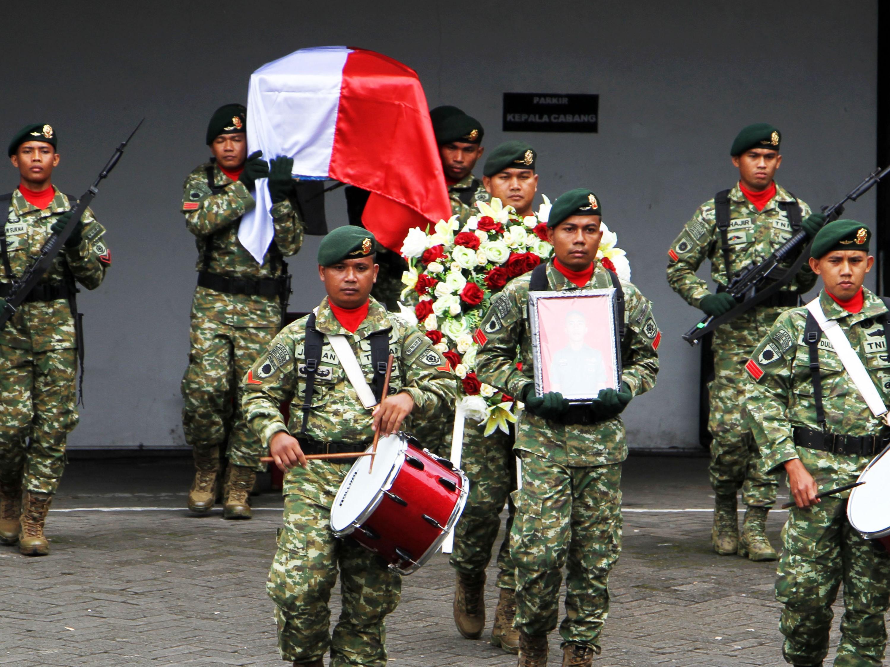Sejumlah anggota TNI mengusung peti berisi jenazah Praka Jumardi yang menjadi korban penembakan kelompok kriminal bersenjata (KKB).
