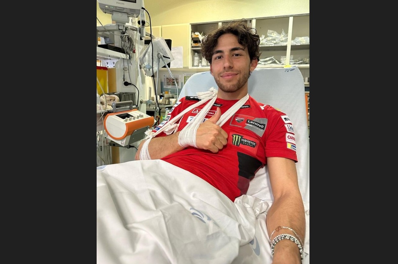 Pembalap Ducati Enea Bastianini di rumahs akit usai mengalami kecelakaan di sprint race GP Portugal