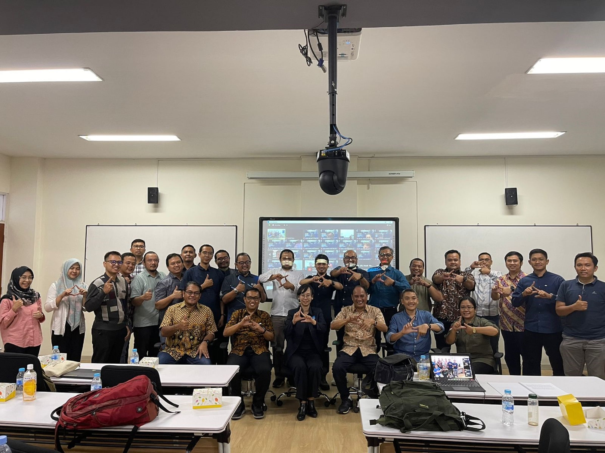 Dirut PT Semen Gresik Subhan seusai menyampaikan kuliah terbuka di kampus Institut Teknologi Sepuluh Nopember Surabaya