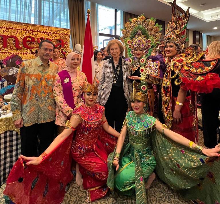 Ratu Sofia (tengah) berpose dangan tim kesenian dari Indonesia di Madrid, Spanyol. 