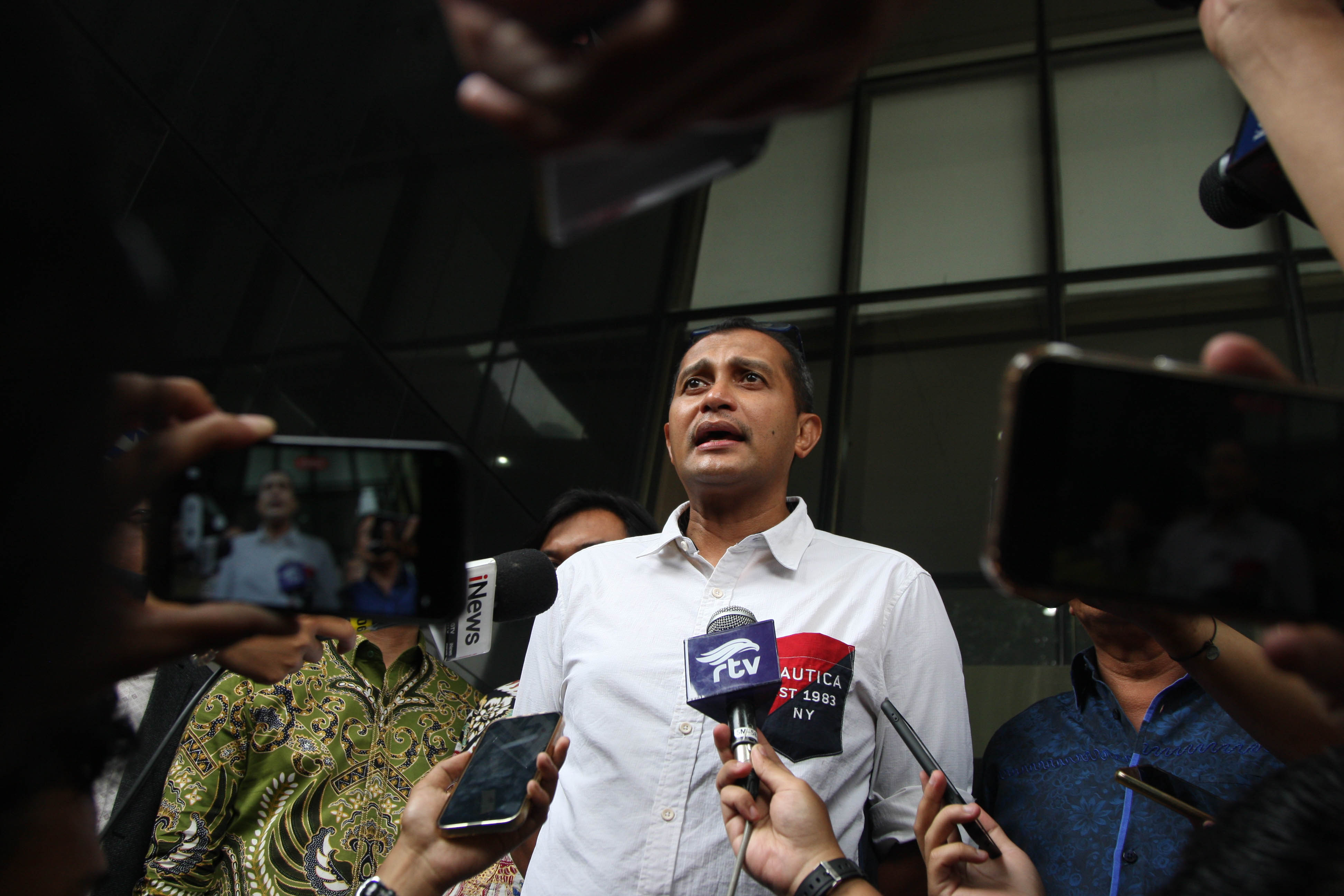 Wamenkumham Edward Omar Sharif Hiariej menjawab pertanyaan wartawan seusai memberikan klarifikasi kepada KPK di Gedung KPK