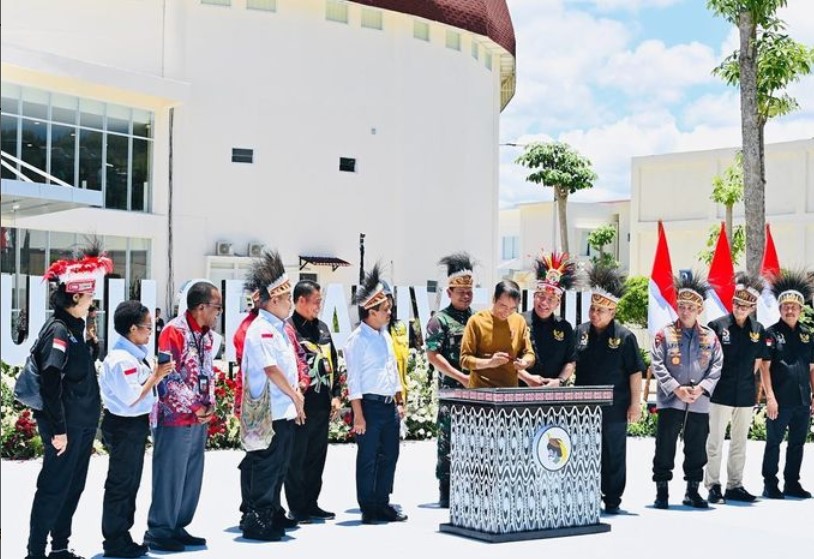 Presiden Joko Widodo (tengah) meresmikan PYCH di Jayapura, Papua.