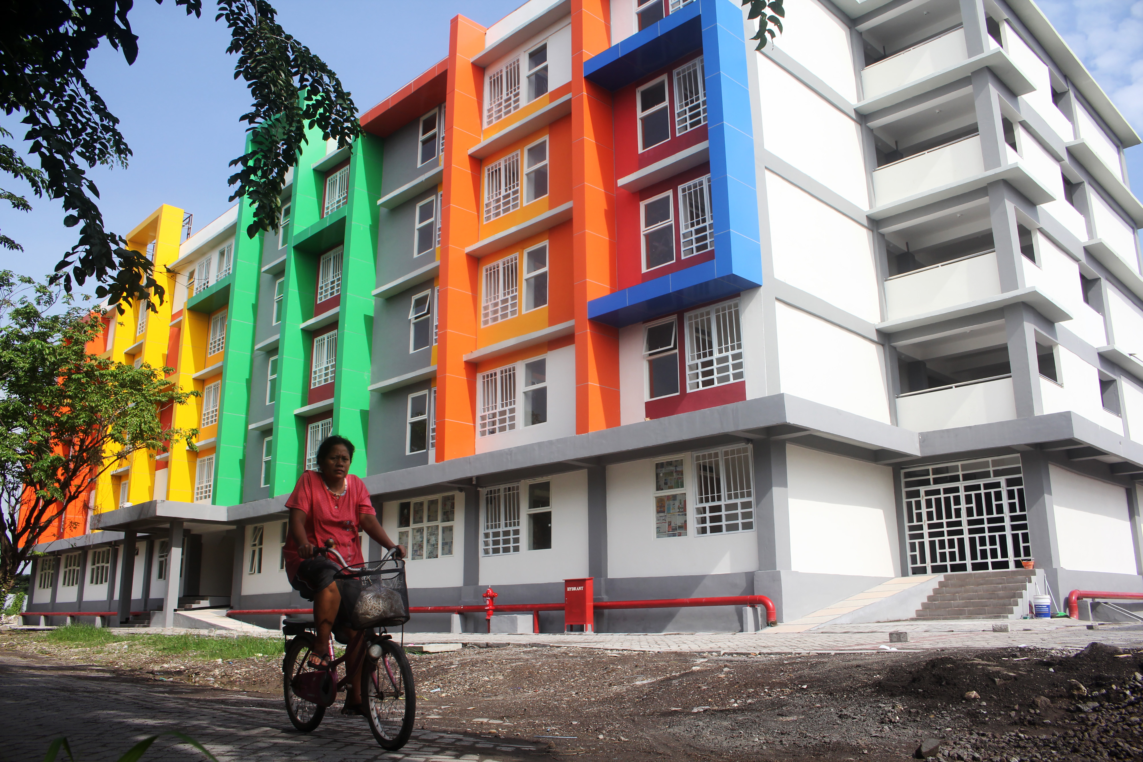 Warga melintas di depan rumah susun sederhana sewa (Rusunawa) Gunung Anyar di Surabaya, Jawa Timur, Sabtu (19/2)
