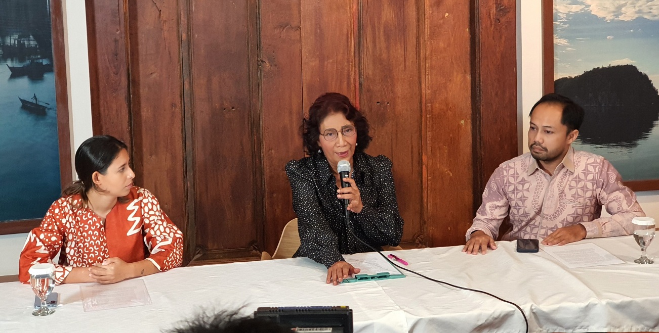 Pendiri Susi Air Susi Pudjiastuti (tengah) memberikan keterangan atas insiden penyanderaan Kapten Philip Mark Merthens di Jakarta (1/3). 