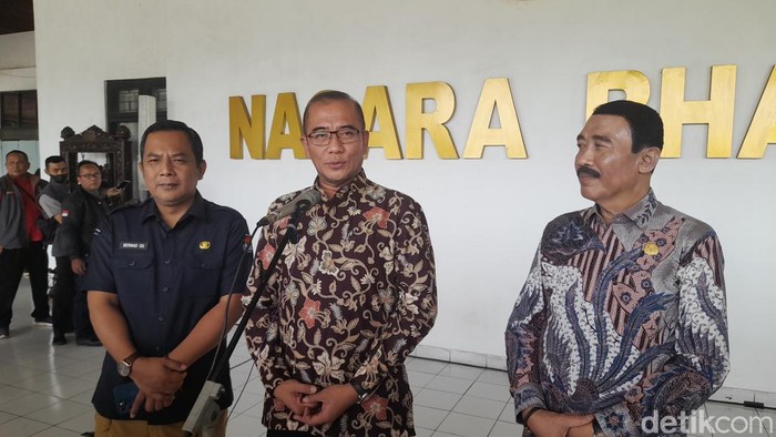 Ketua KPU Hasyim Asy'ari dengan didampingi Rektor IPDN Hadi Prabowo seusai menjadi pembicara pada acara Stadium General.