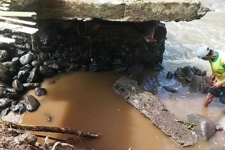 Jembatan yang putus akibat banjir.