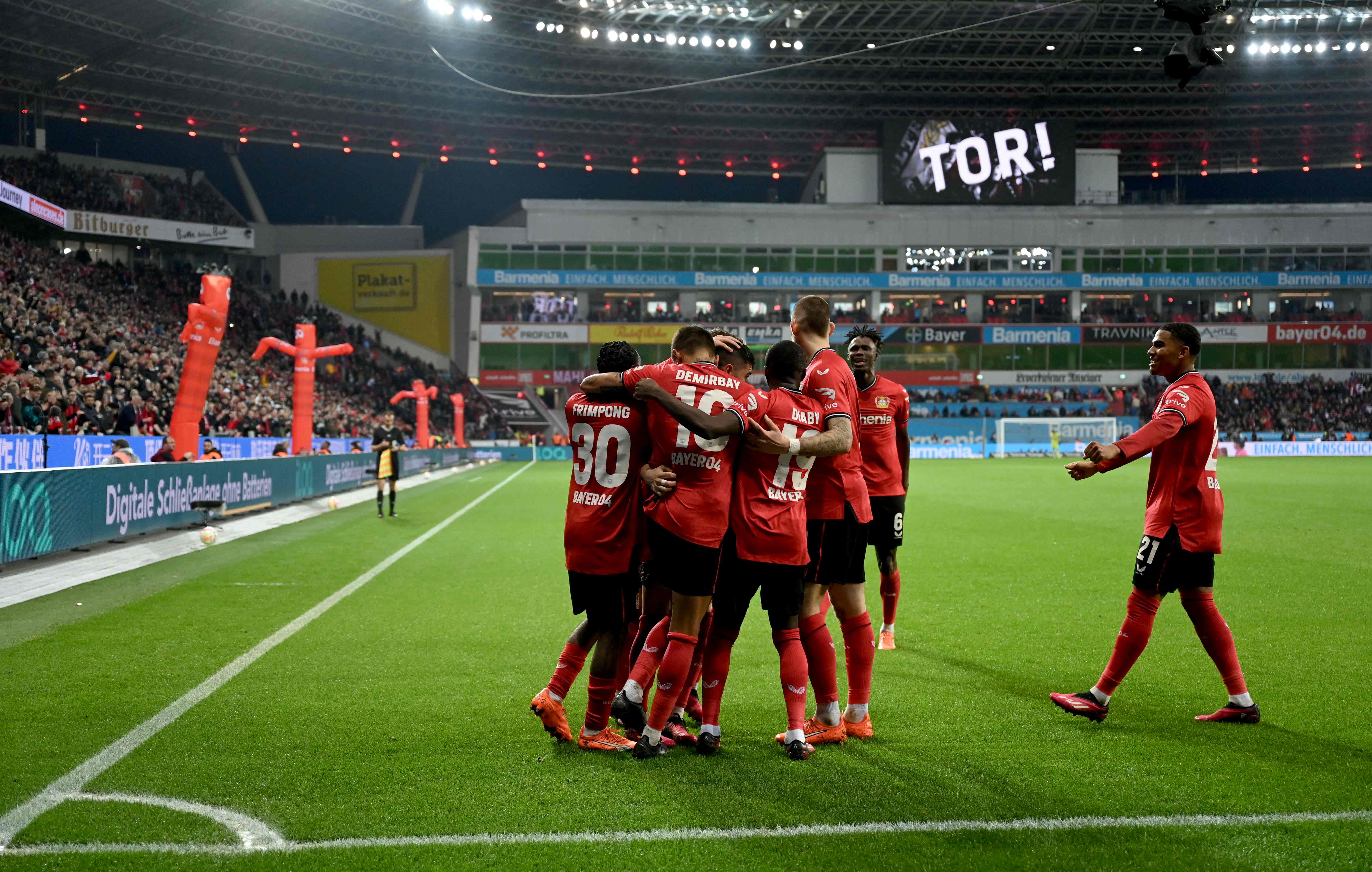 Para pemain Bayer Leverkusen melakukan selebrasi usai mencetak gol ke gawang Bayern Muenchen di laga Bundesliga.