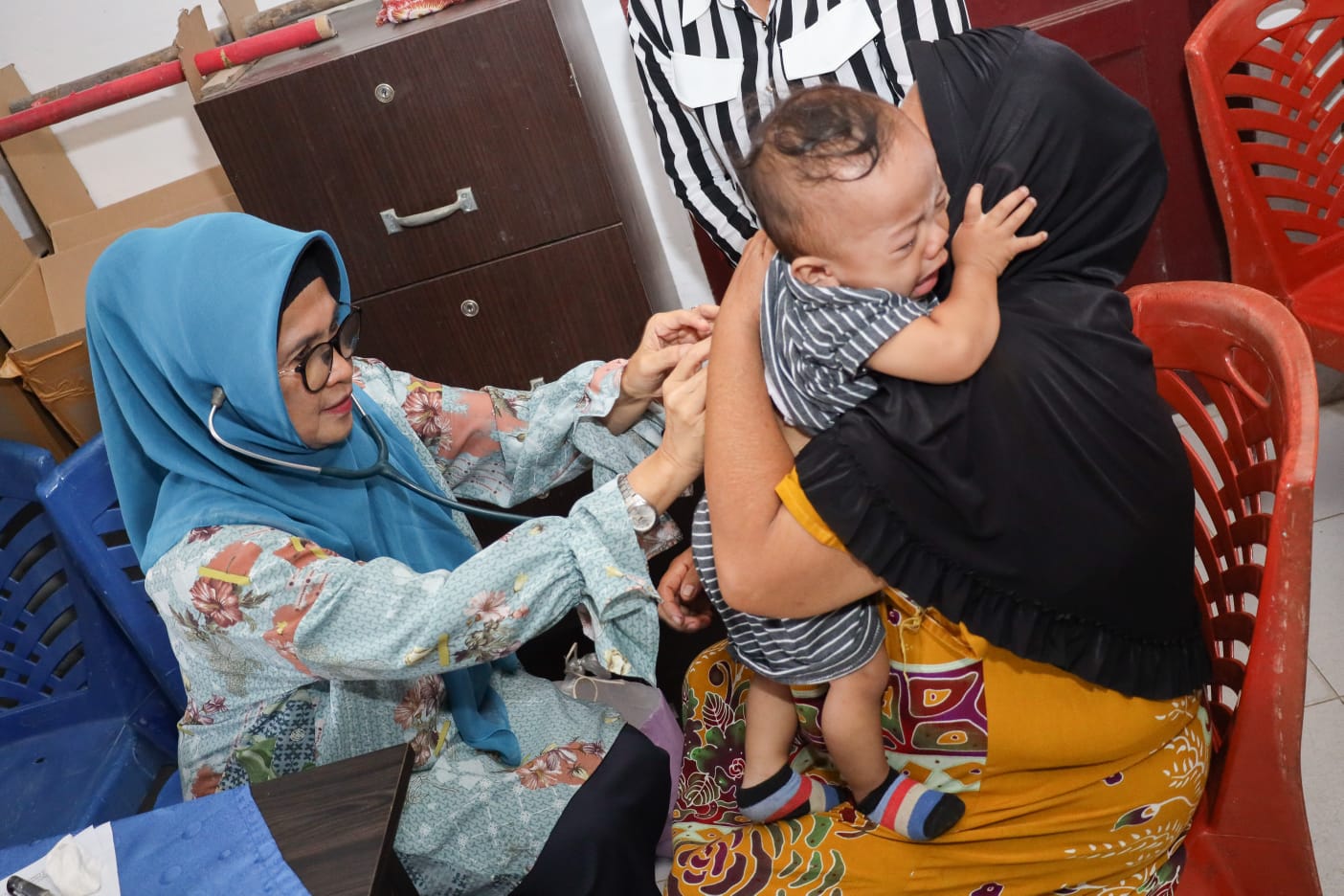 Wali Kota Pematang Siantar Susanti Dewayani memeriksa balita saat turun ke kelurahan