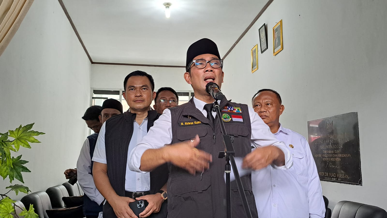 Gubernur Jabar Ridwan Kamis setelah peresmian KEK (Kawasan Ekonomi Kreatif) Lido dan SMAN 1 Cigombong, Kabupaten Bogor, Jumat (31/3)
