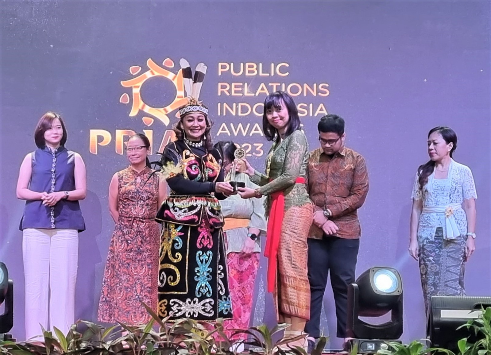 Corporate Communication Manager MahaDasha Rani Hartanti (kanan)  menerima penghargaan gold winner kategori owned media di Denpasar, Bali.