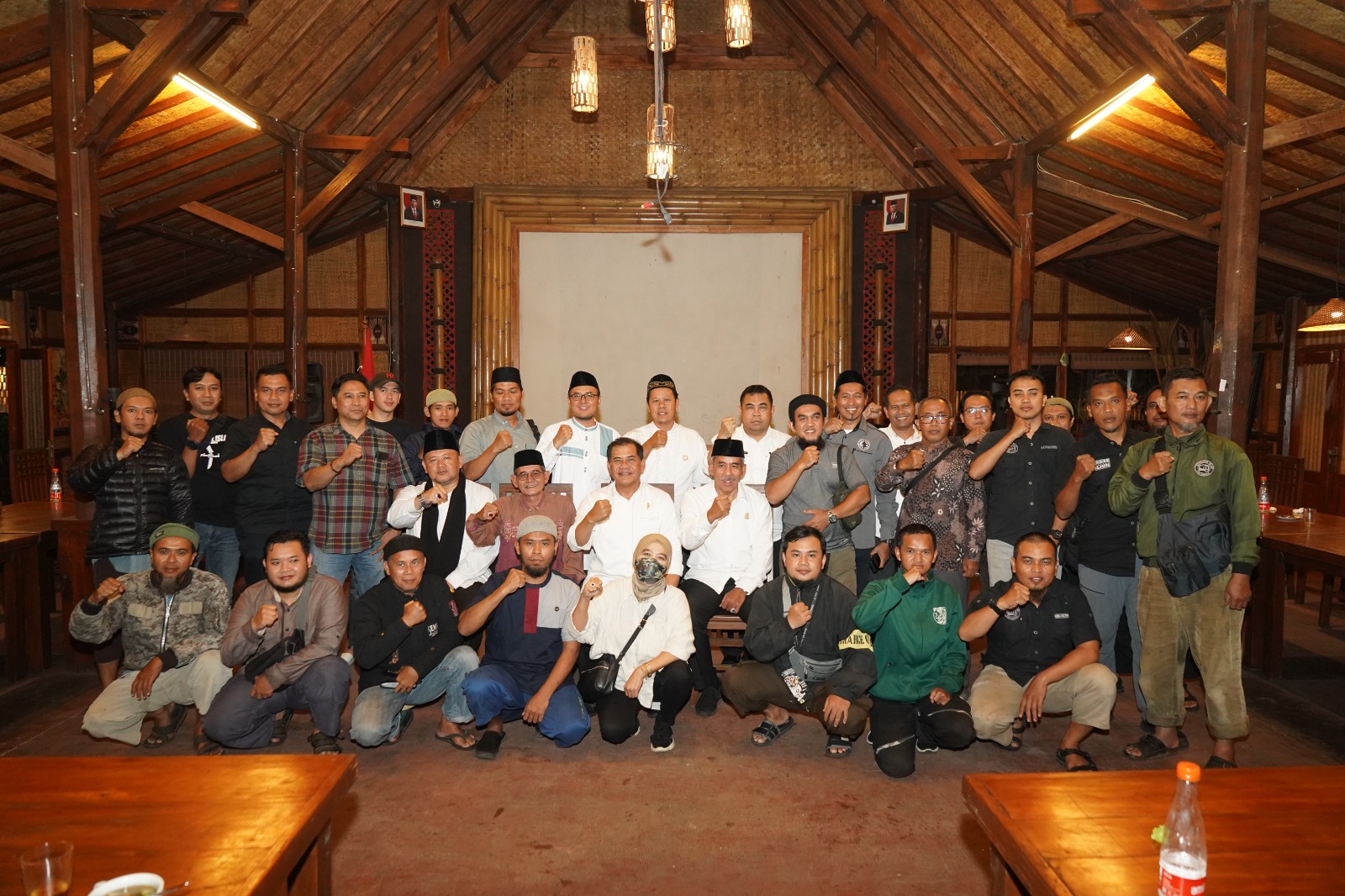 Direktur Deradikalisasi BNPT Ahmad Nurwakhid bersama puluhan mitra deradikalisasi di Kota Tasikmalaya, Jawa Barat, Rabu (29/3).