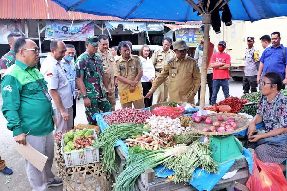Forkopimda Simalungun mengecek ke pasar terkait harga dan stok bahan pokok menjelang Ramdan dan Lebaran 2023.