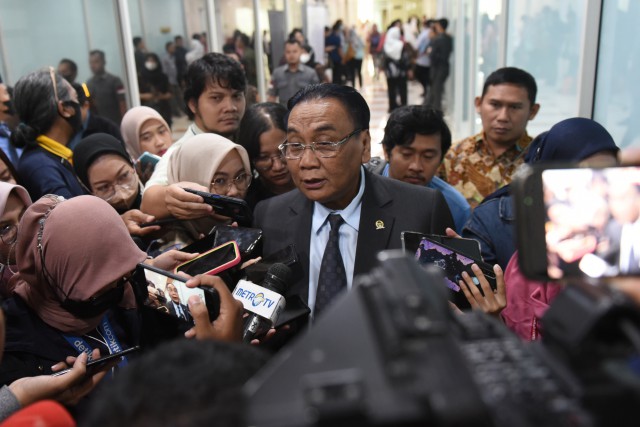 Ketua Komisi III DPR Bambang Wuryanto saat diwawancarai awak media di Nusantara II , Senayan, Jakarta, Selasa (28/3/2023).