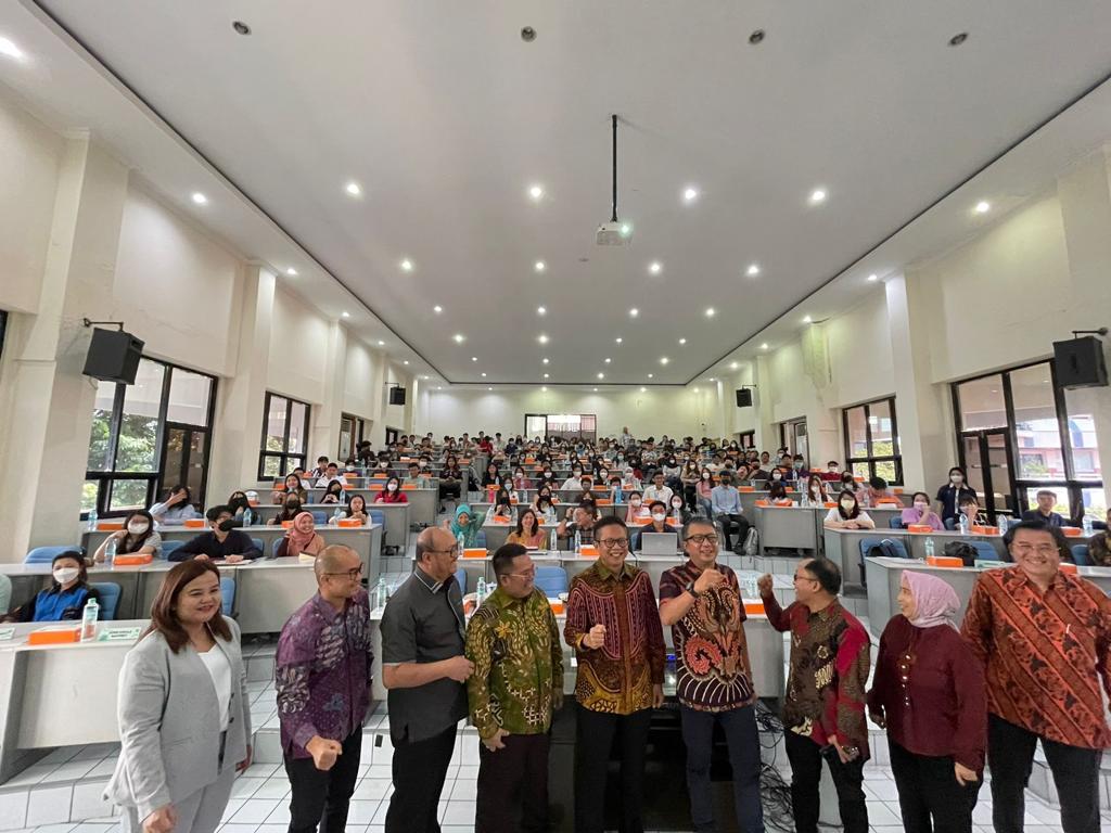 Talk Show Perdagangan Berjangka Komoditi yang diprakarsai PT Agrodana Futures di Universitas Surabaya, Selasa (21/3). 