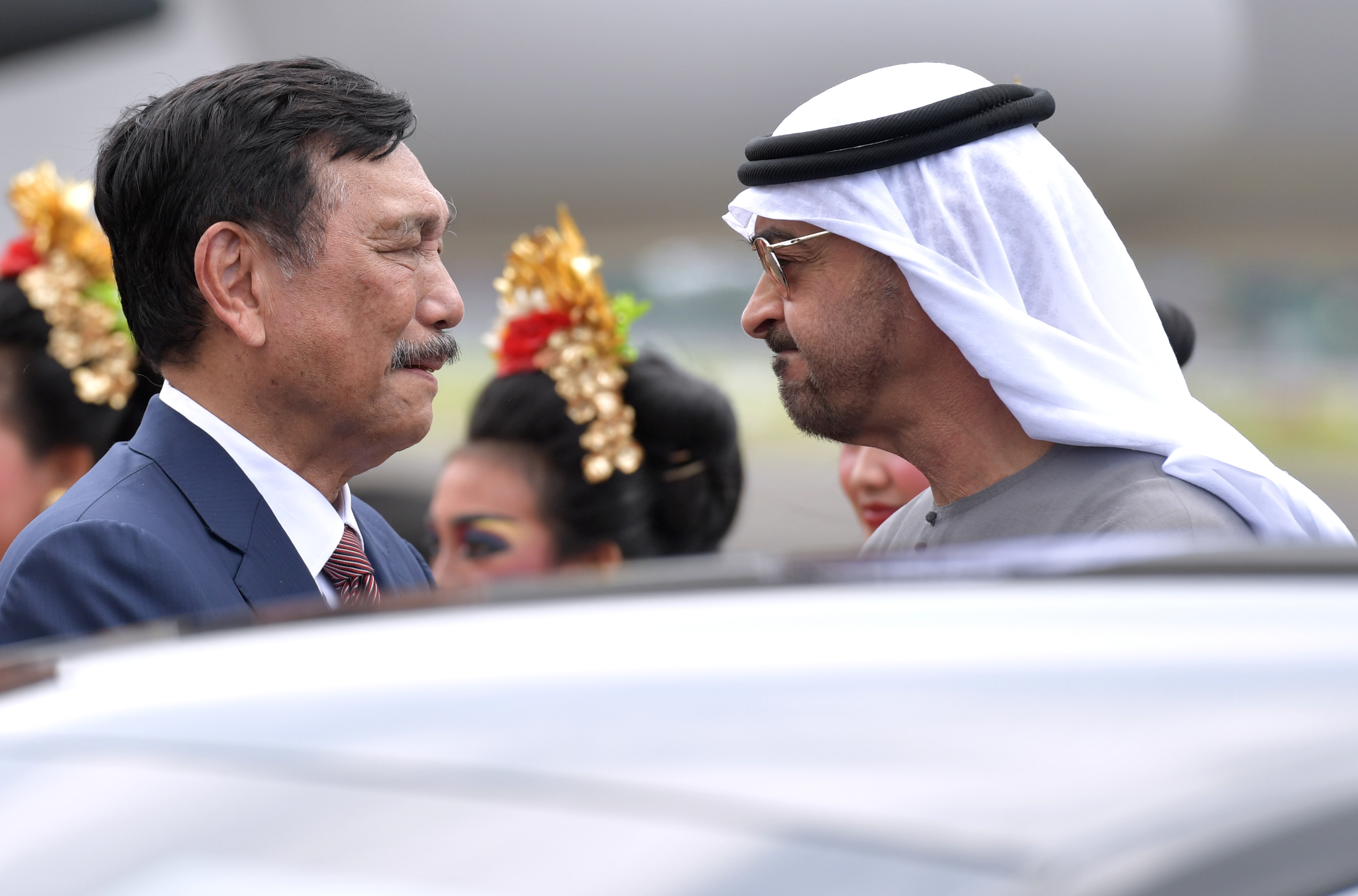 Presiden UEA Sheikh Mohamed bin Zayed Al Nahyan (kanan) berbincang dengan Menko Maritim dan Investasi Luhut Panjaitan, November 2022.