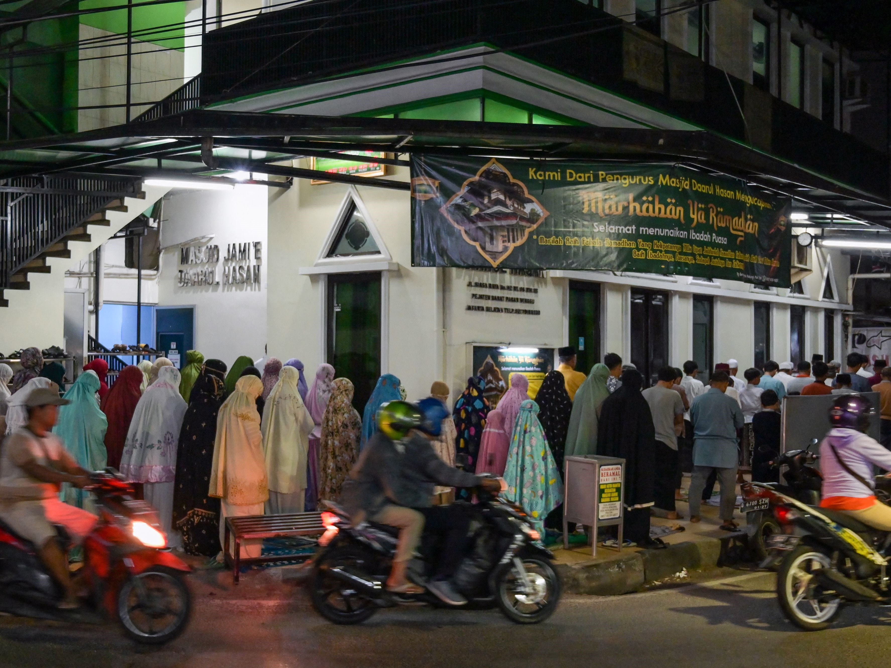 Umat Islam melaksanakan shalat tarawih pertama di Jakarta pada 22 Maret 2023 menandai dimulainya bulan suci Ramadan.