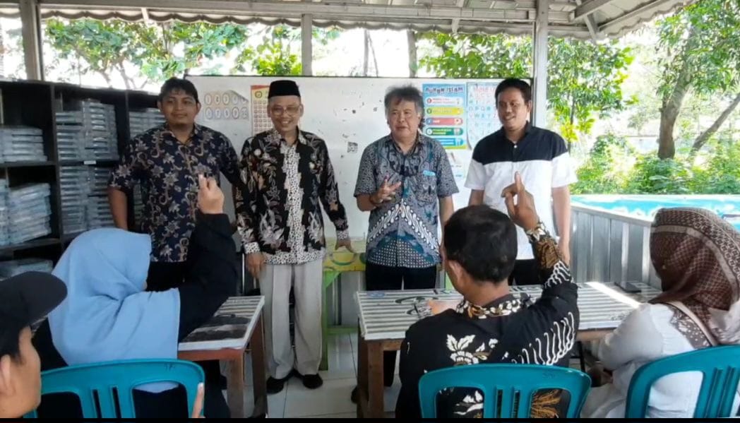 Wakil Komisi X DPR-RI, Abdul Fikri Faqih (kopiah hitam), saat menyambangi Wisata Edukasi Sakila Kerti Kota Tegal di kawasan PAI, Sabtu sore
