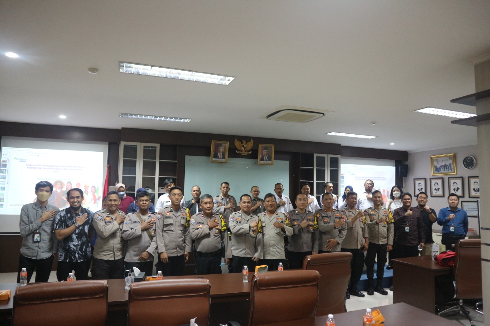 Anggota Bhabinkamtibmas di Kecamatan Kebayoran Baru dan Kebayoran Lama dapat perbekalan dari BPJS Ketenagakerjaan Jakarta Kebayoran Baru.