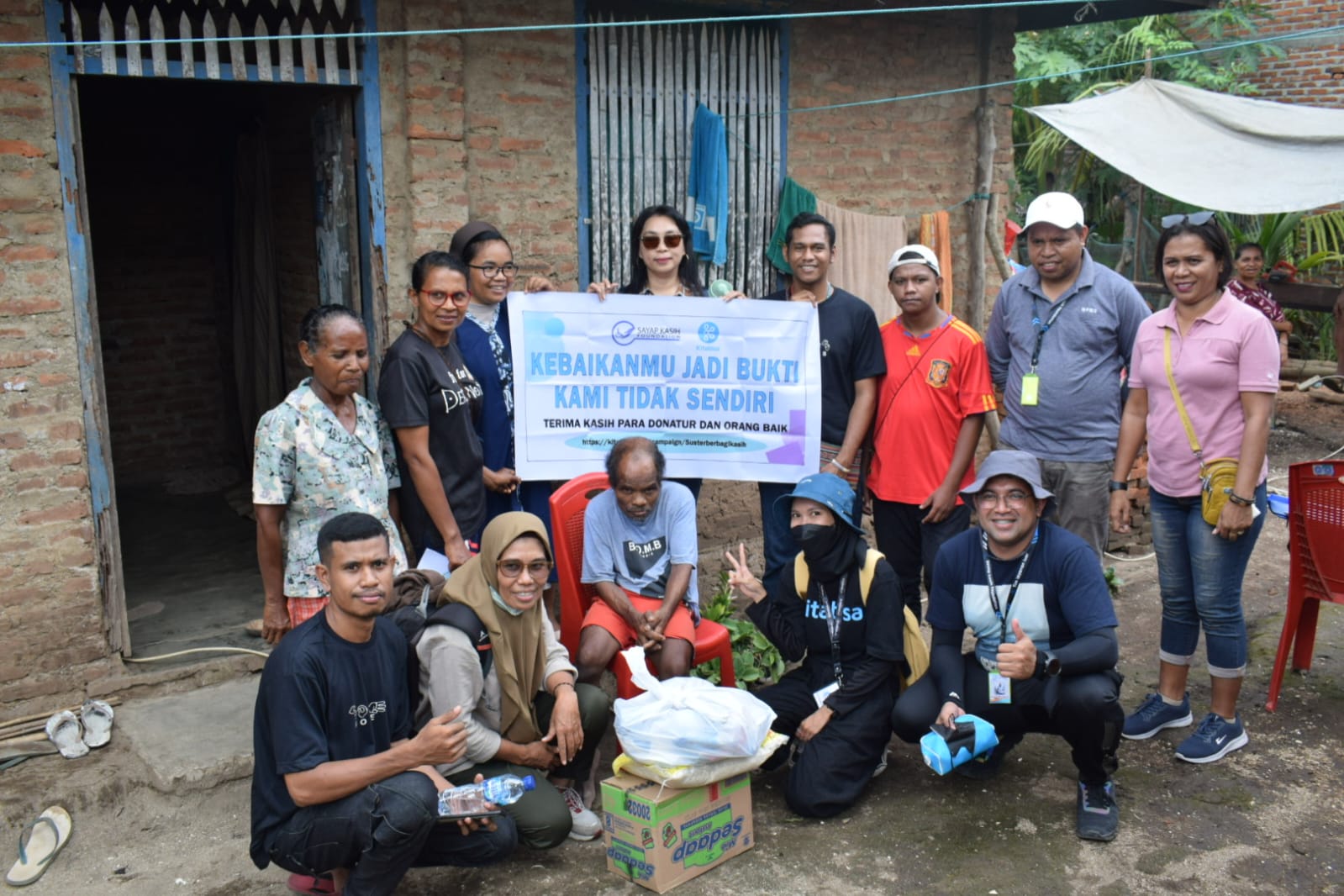 Aktivis Sayap Kasih Foundation mengunjungi rumah disabilitas di Lembata, Nusa Tenggara Timur