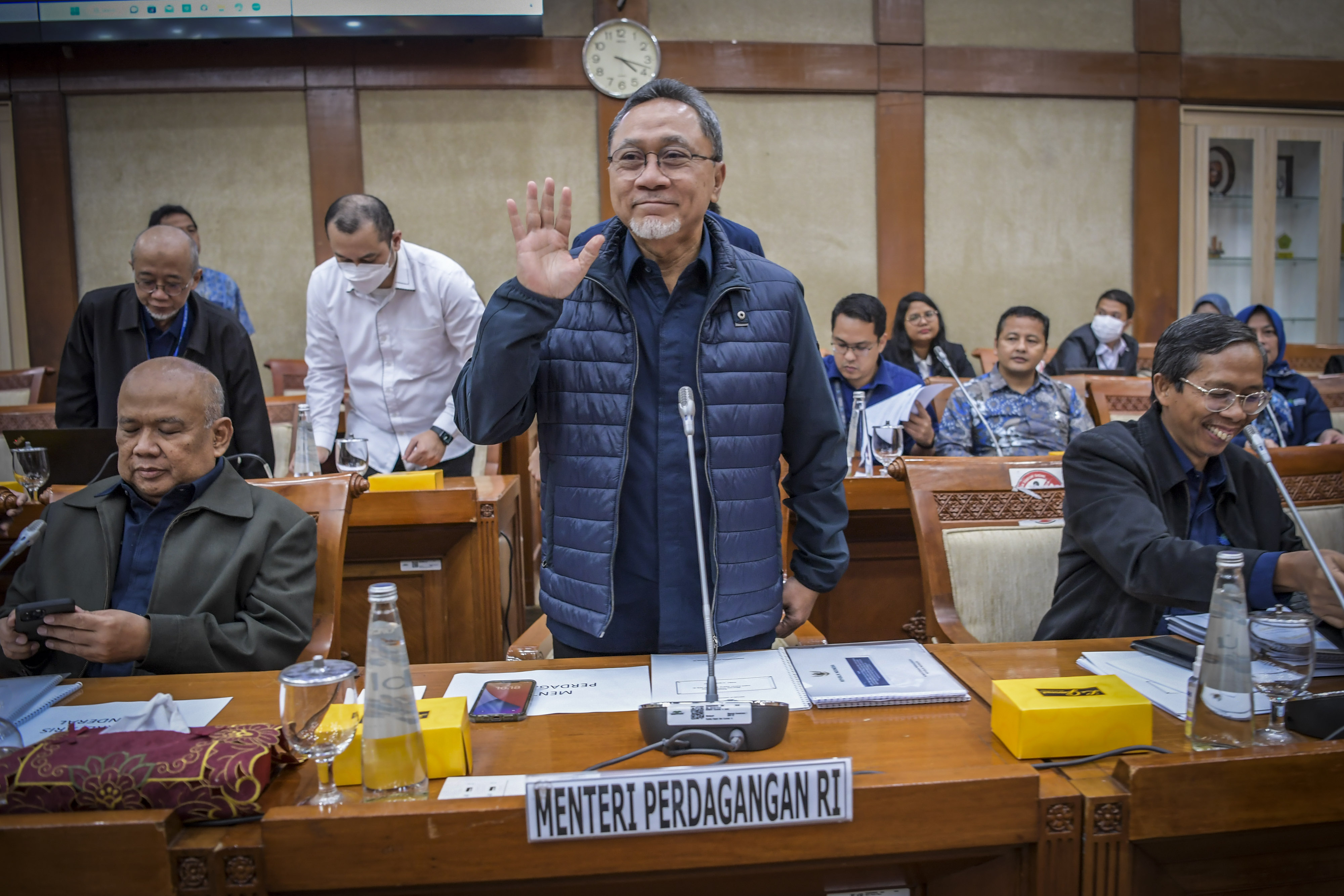  Menteri Perdagangan Zulkifli Hasan (tengah) bersiap mengikuti rapat kerja dengan Komisi VI DPR di kompleks Parlemen, Senayan,