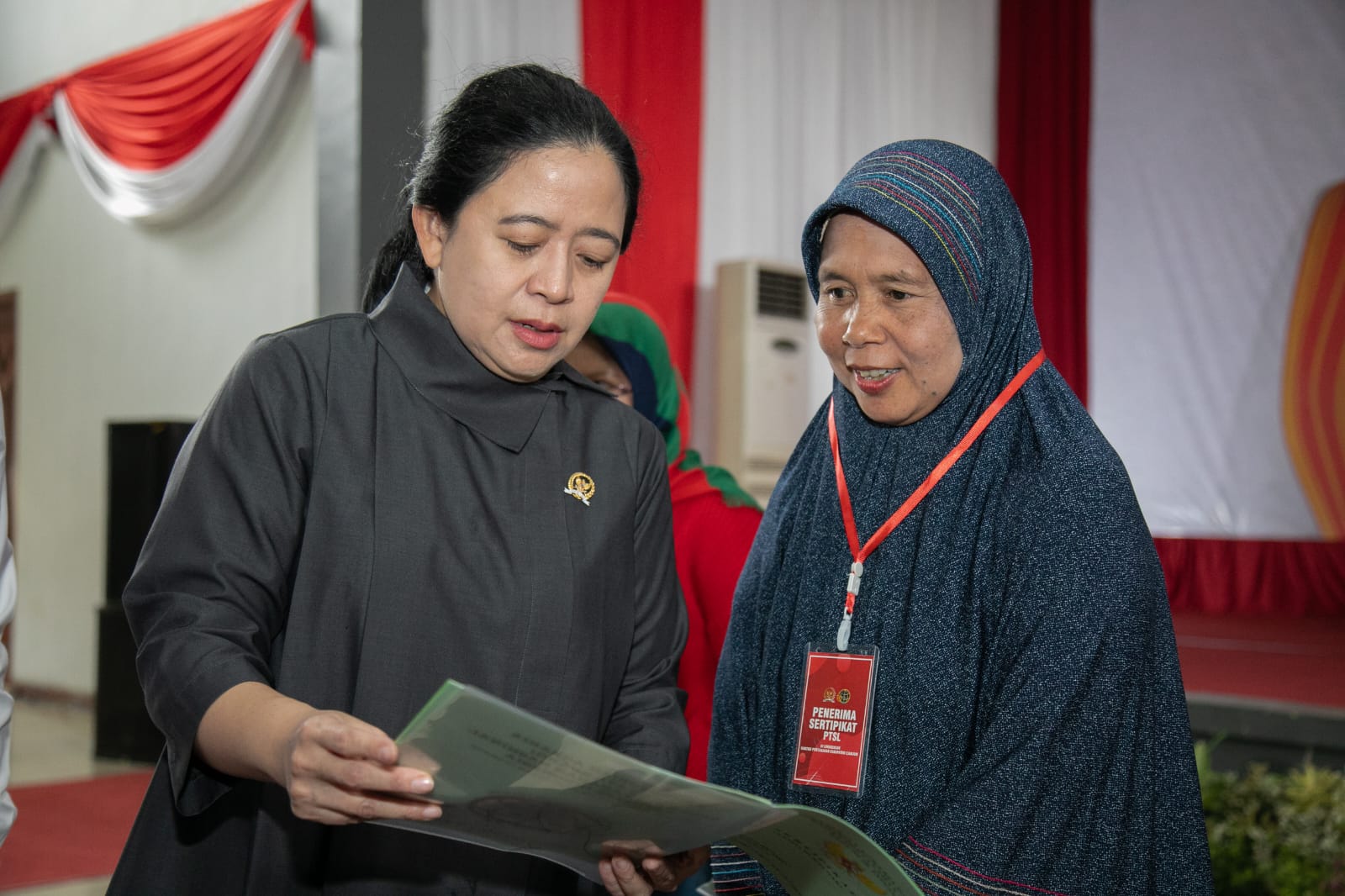 Ketua DPR RI Puan Maharani berdialog dengan seorang pembantu rumah tangga. 
