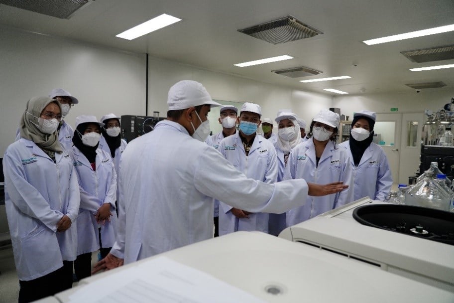 Ke-40 calon diplomat mendengarkan keterangan terkait proses pembuatan vaksin di Bio Farma