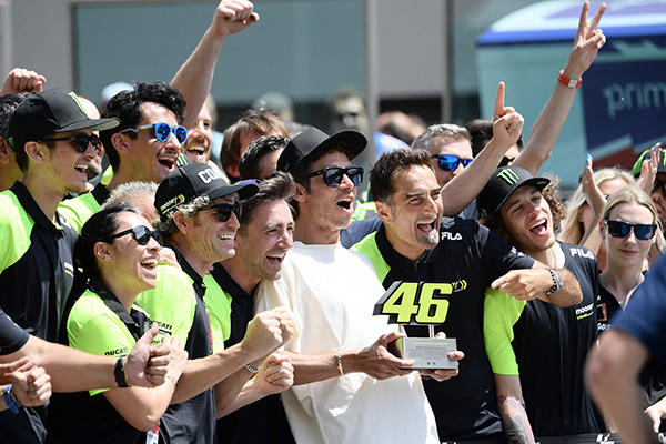 Valentino Rossi berpose bersama tim Mooney VR46