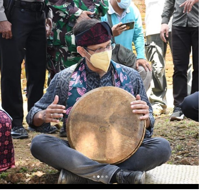 Mendikbud-Ristek Nadiem Anwar Makarim memainkan salah satu alat musik tradisional, beberapa waktu lalu.