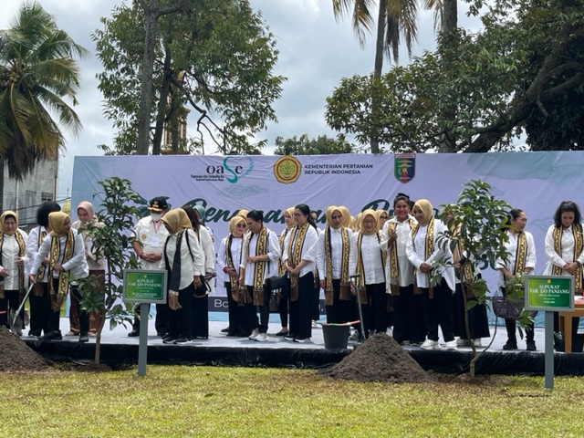 Ibu Negara Iriana Joko Widodo bersama anggota OASE menanam pohon di rumah dinas Gubernur Lampung 