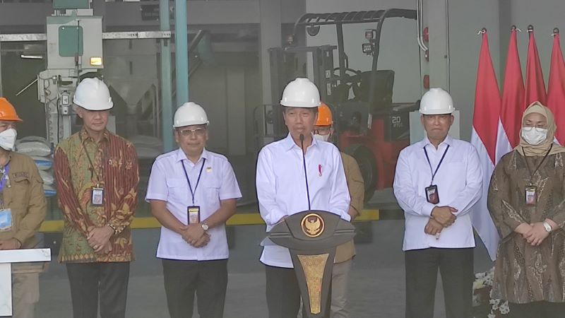 Presiden Jokowi  meresmikan Sentra Penggilingan Padi Modern di Sragen, Jawa Tengah.