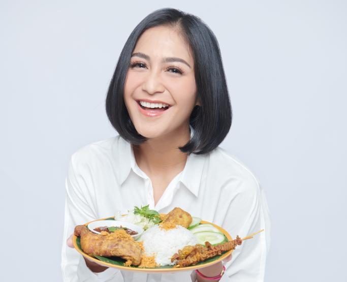 Caca Tengker, seorang publik figur dan selebritas yang populer di media sosial, baru-baru ini menjadi Brand Ambassador Ayam Kremes Pramesti.