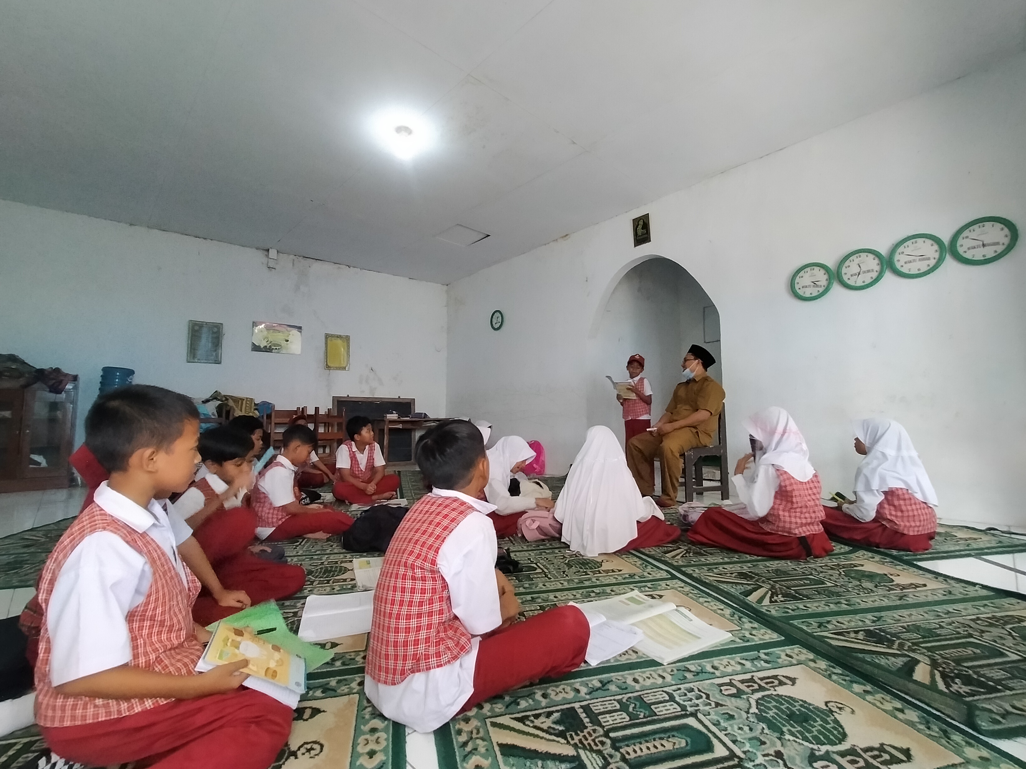 Ilustrasi guru mengajar siswa