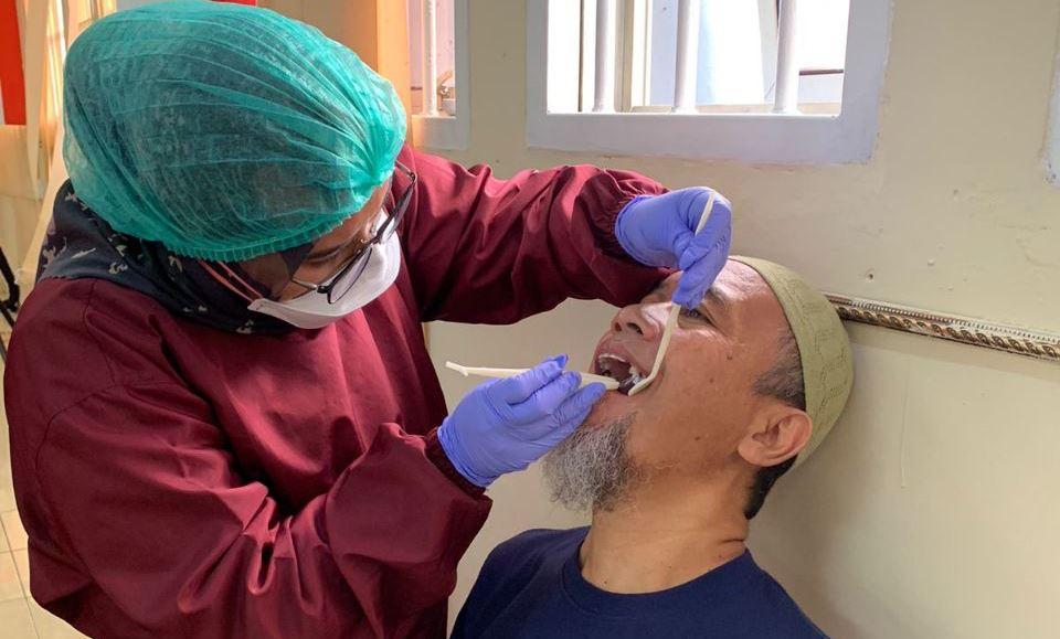 Seorang napiter di Lapas Gunung Sindur, Bogor, Jawa Barat, mendapat layanan kesehatan gigi, Senin (13/3).
