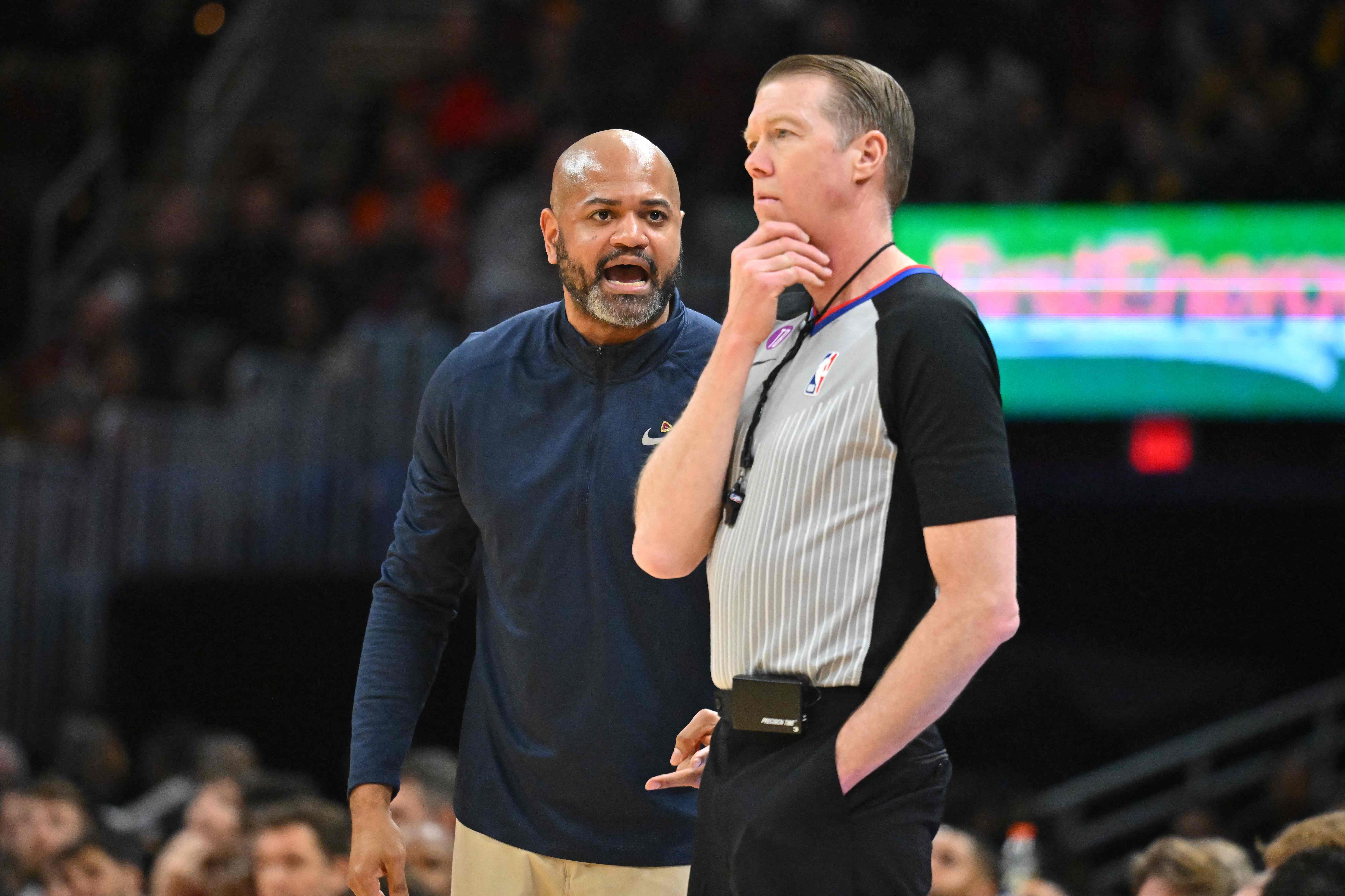 Pelatih kepala J.B. Bickerstaff dari Cleveland Cavaliers berdebat dengan wasit Ed Malloy selama kuarter keempat melawan New Orleans Pelicans