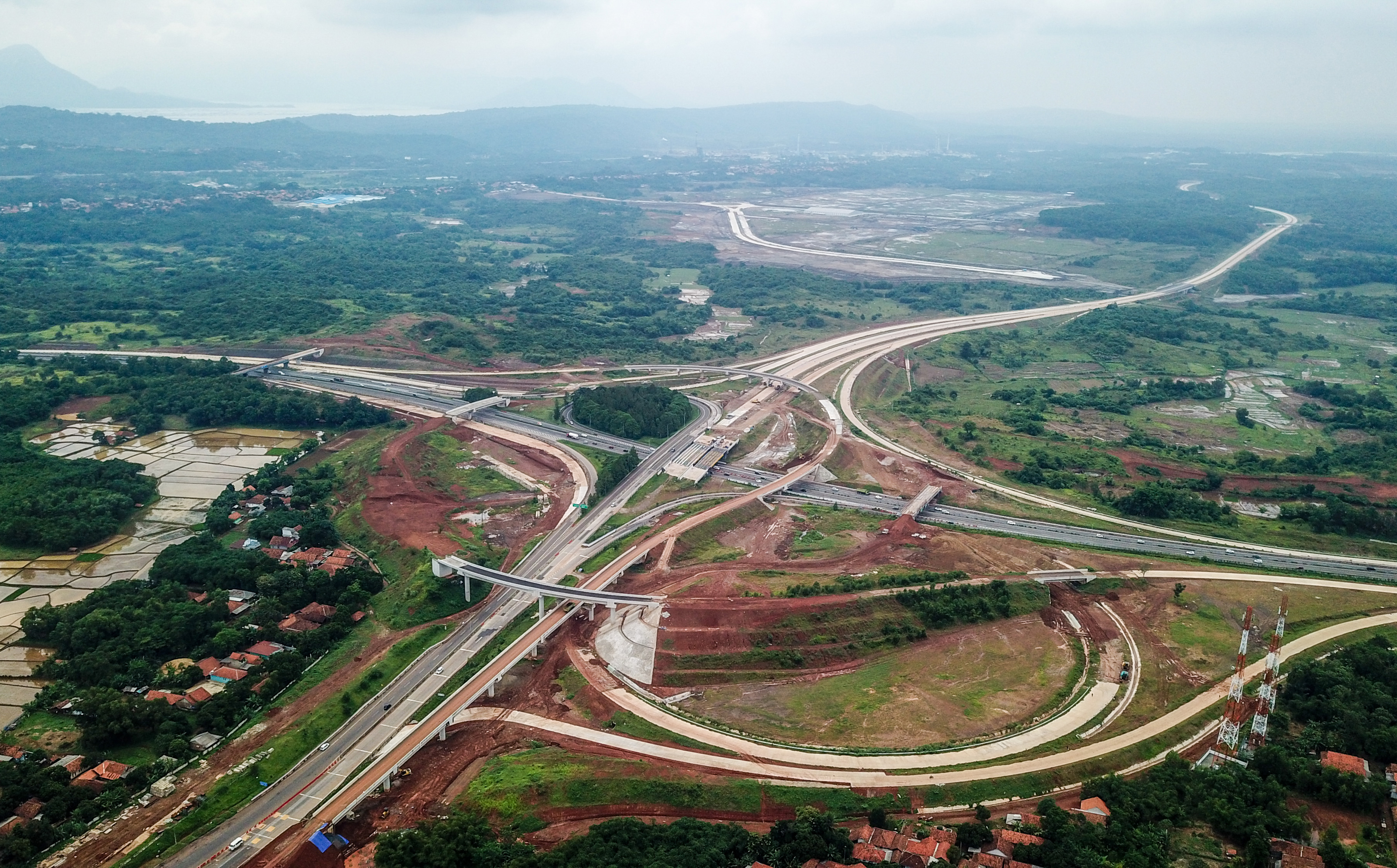  Foto udara proyek pembangunan Jalan Tol Jakarta-Cikampek (Japek) II Selatan di Sadang, Purwakarta, Jawa Barat, Minggu (13/11/2022).