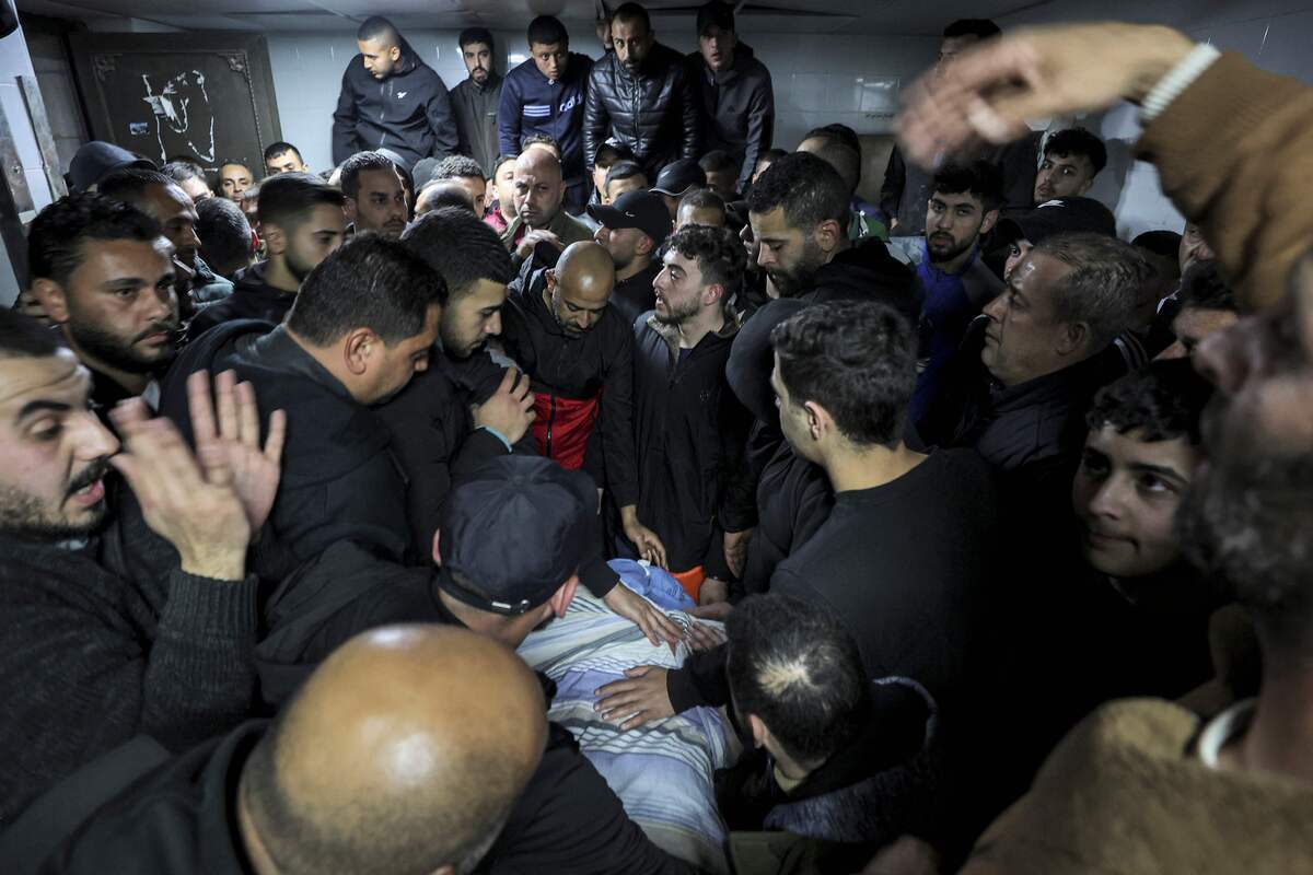 Warga Palestina mengerubungi jenazah korban hantaman roket Israel pada Rabu, 7 Maret 2023