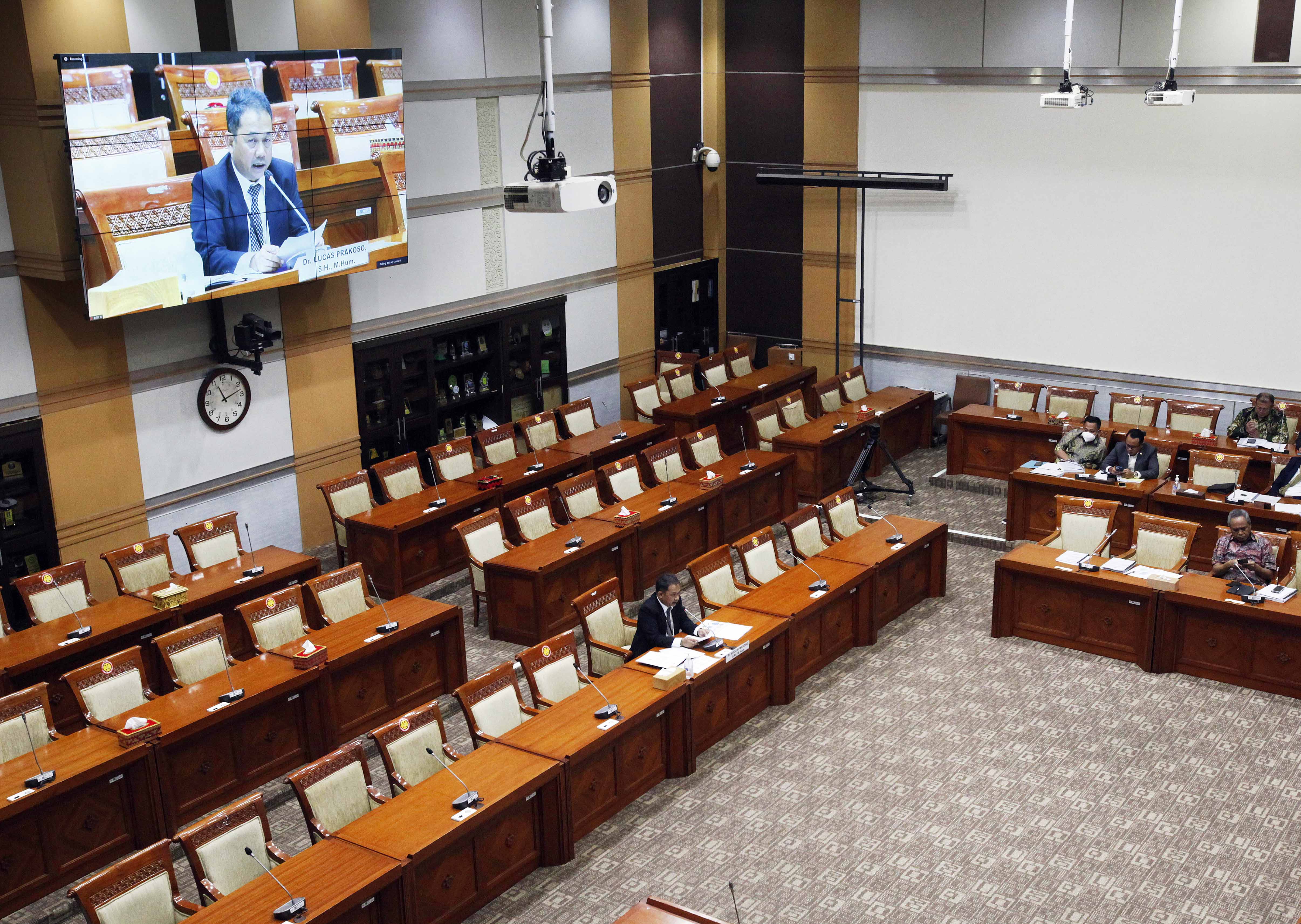 Direktur Pembinaan Tenaga Teknis Peradilan Umum Mahkamah Agung (MA) Lucas Prakoso menjawab pertanyaan anggota dewan.