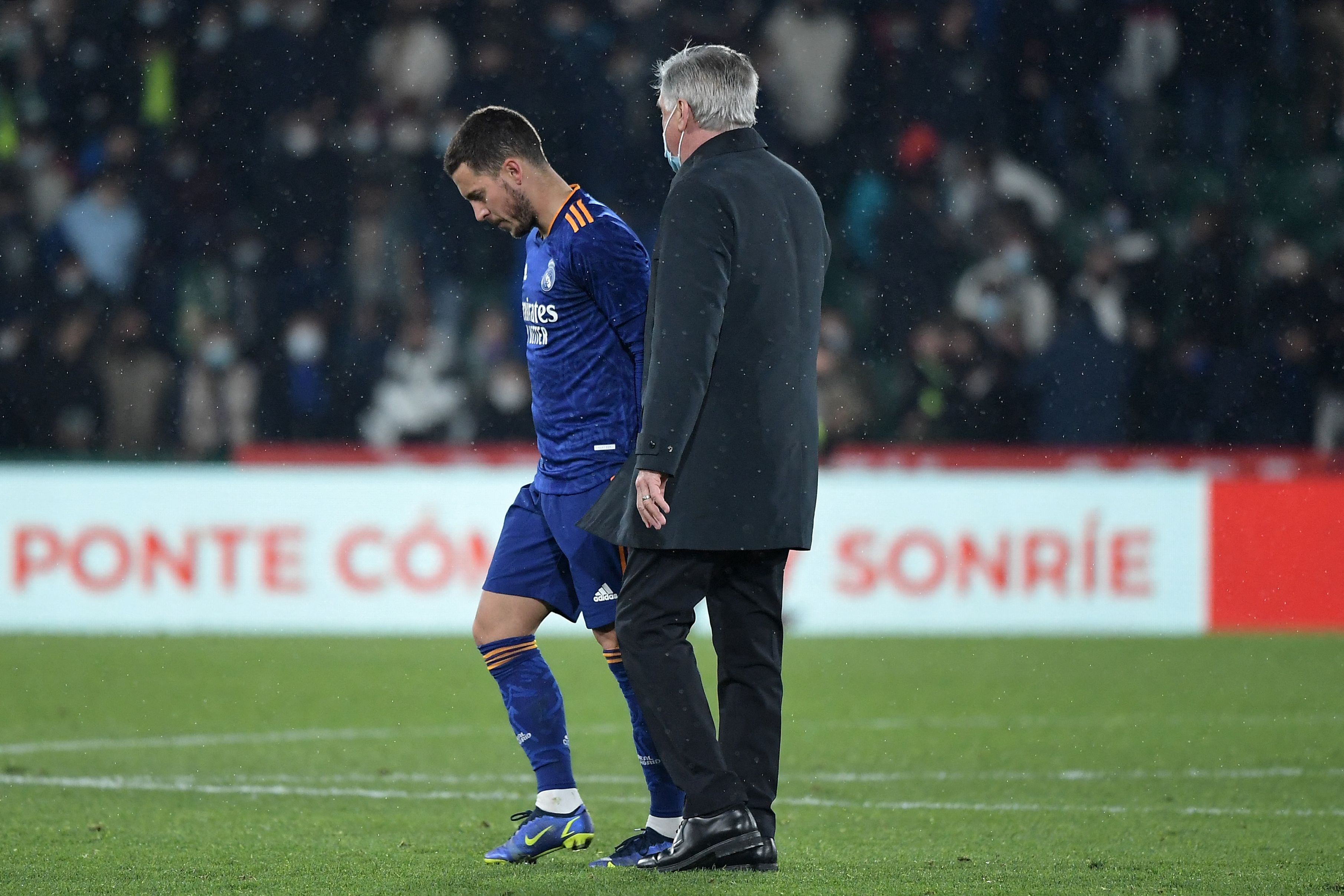 Eden Hazard (kiri) dan Carlo Ancelotti (kanan)