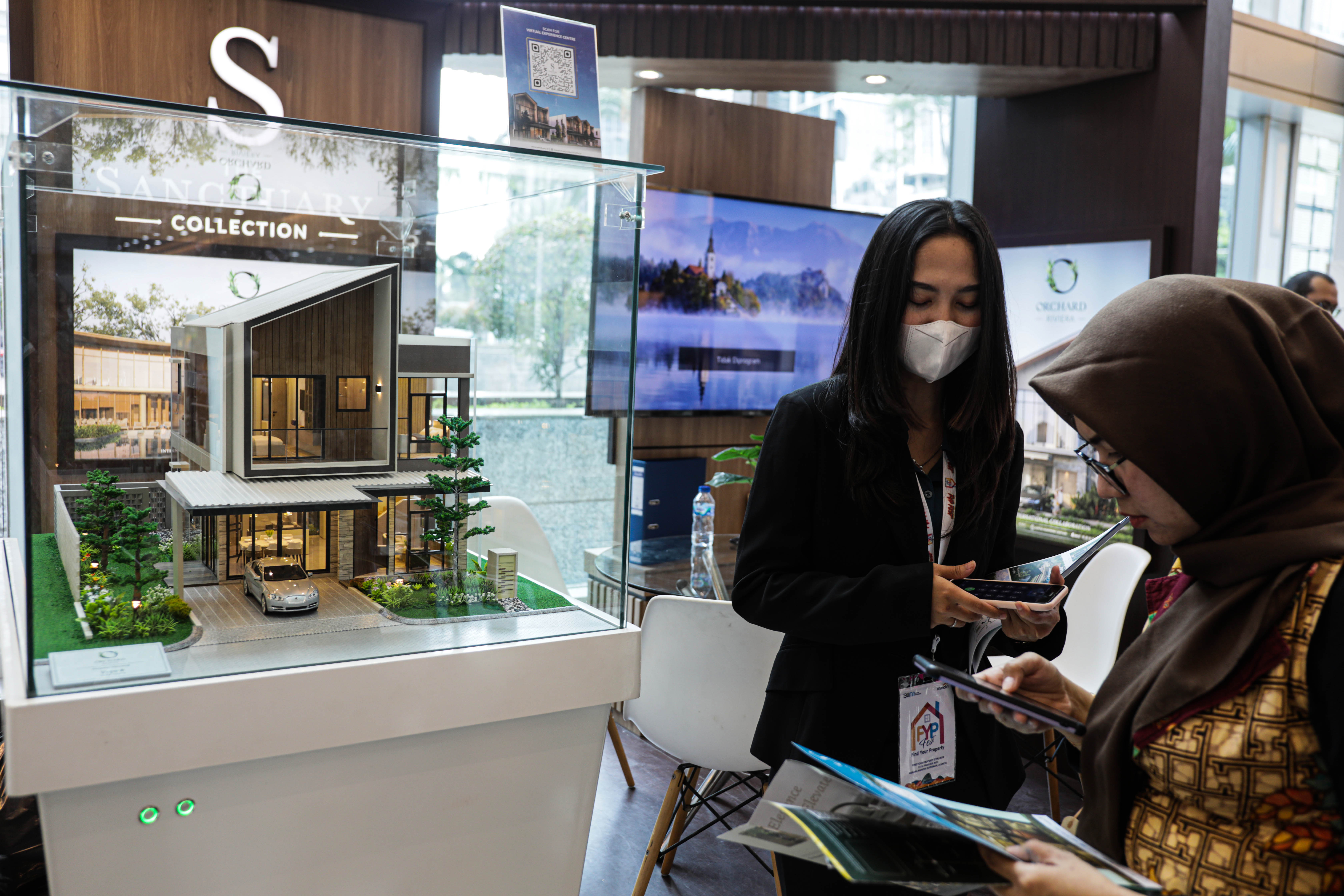 Pengunjung mendatangi pameran bertajuk Find Your Property (FYP) Fest 2023 by by Bank Mandiri di Menara Mandiri, Jakarta, Senin (13/2/2023).