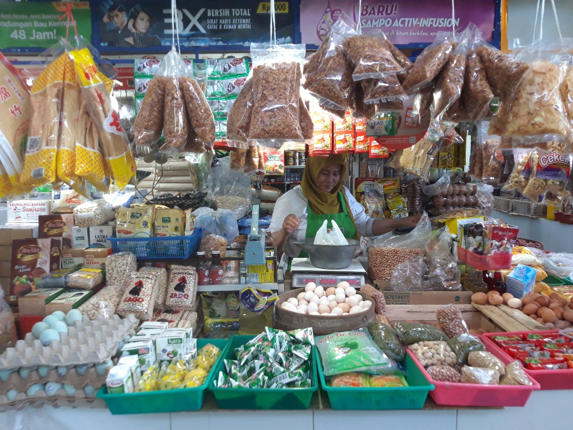 Pedagang berjualan bahan-bahan pokok.