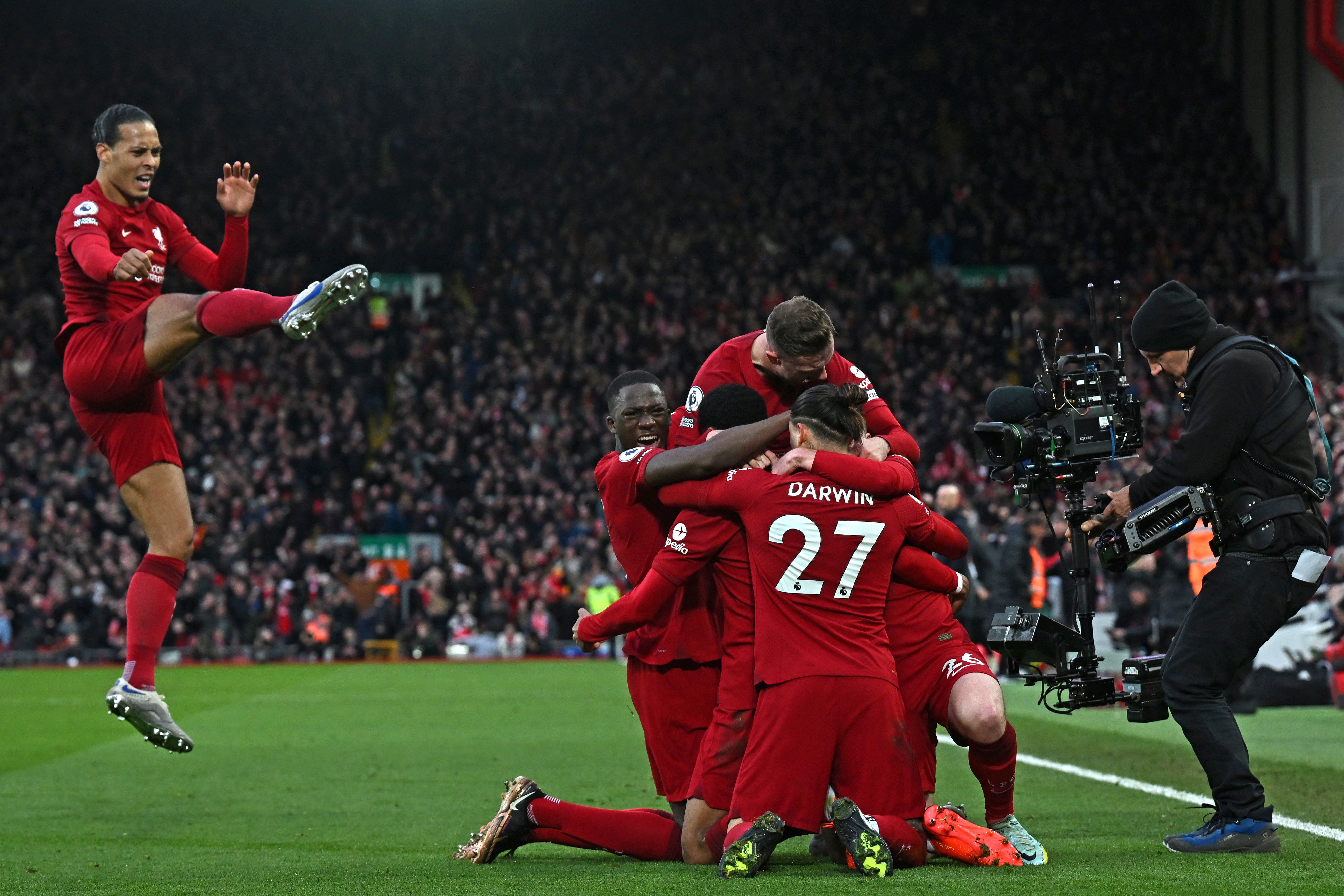 Pemain Liverpool merayakan gol yang dicetak ke gawang Manchester United dalam laga Liga Primer Inggris, Minggu (5/3). Liverpool menang 7-0.