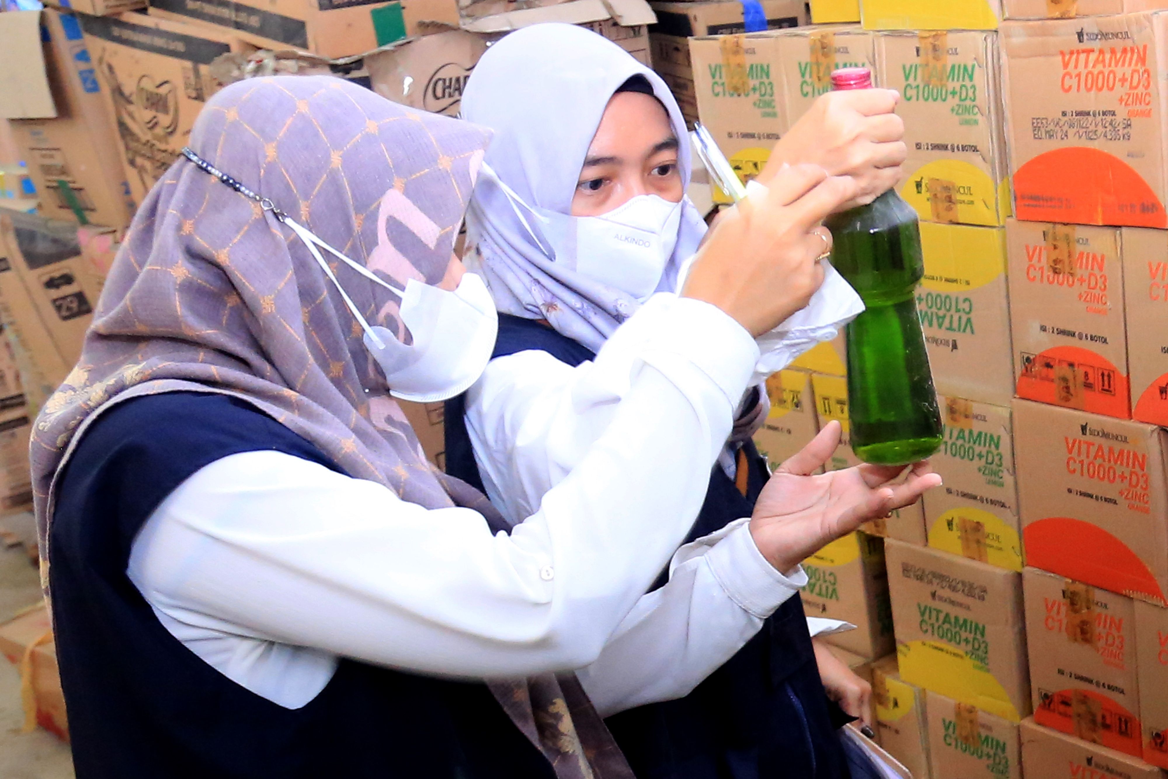  Petugas BPOM memeriksa kondisi bahan makanan yang disimpan di salah satu gudang distributor di Meulaboh, Aceh, Kamis (15/12/2022