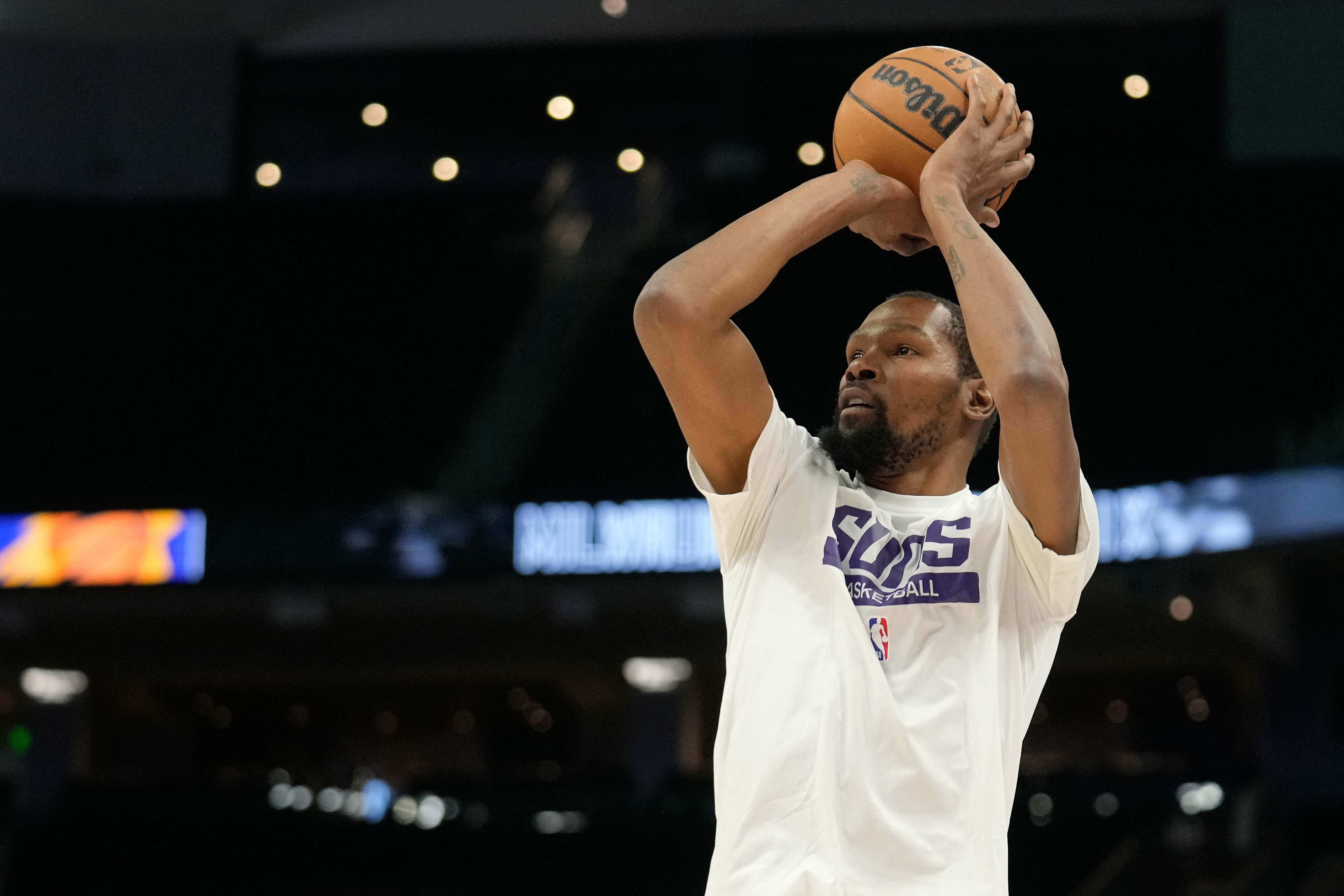 Kevin Durant ikut melakukan pemanasan saat Phoenix Suns berhadapan dengan Milwaukee Bucks di laga NBA, Senin (27/2) WIB.