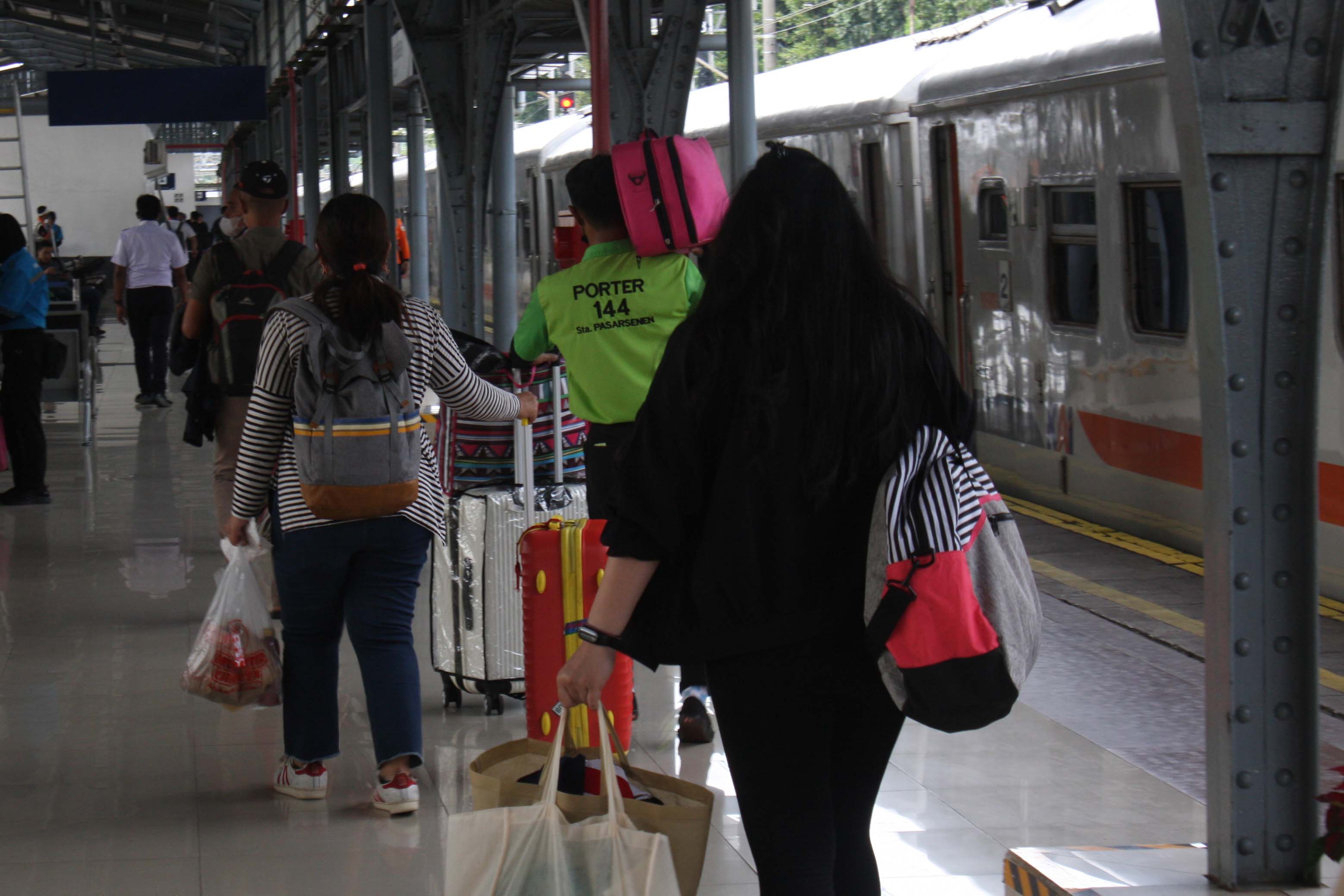 Suasan hilirmudik Para calon penumpang Kereta Api pada liburan Natal dan Tahuin Baru 2023 di Stasiun Pasar Senen, Jakarta, Jumat (23/12)