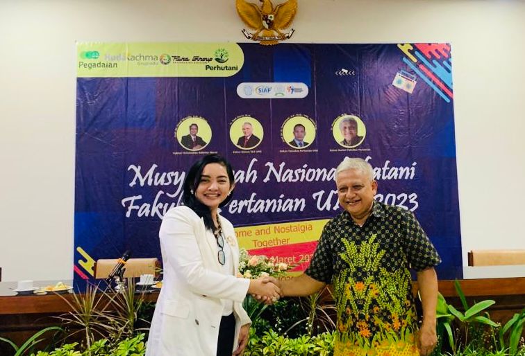 Peneliti pangan dan pertahanan Dina Hidayana (kiri) di Kampus UNS Surakarta