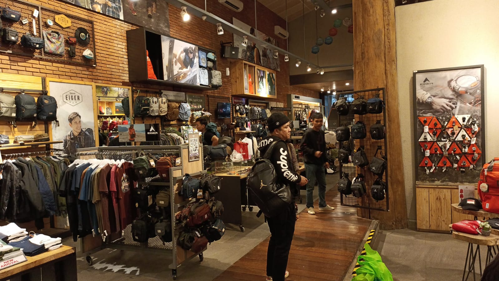 Pengunjung sedang melihat-lihat koleksi di gerai Eiger, Jalan Radio Dalam, Jaksel.