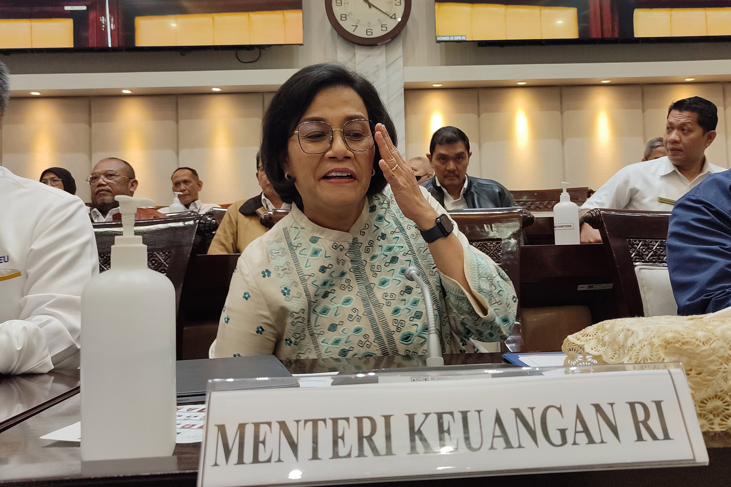 Menteri Keuangan Sri Mulyani Indrawati hadir dalam rapat kerja dengan Komisi XI DPR, Jakarta, Senin