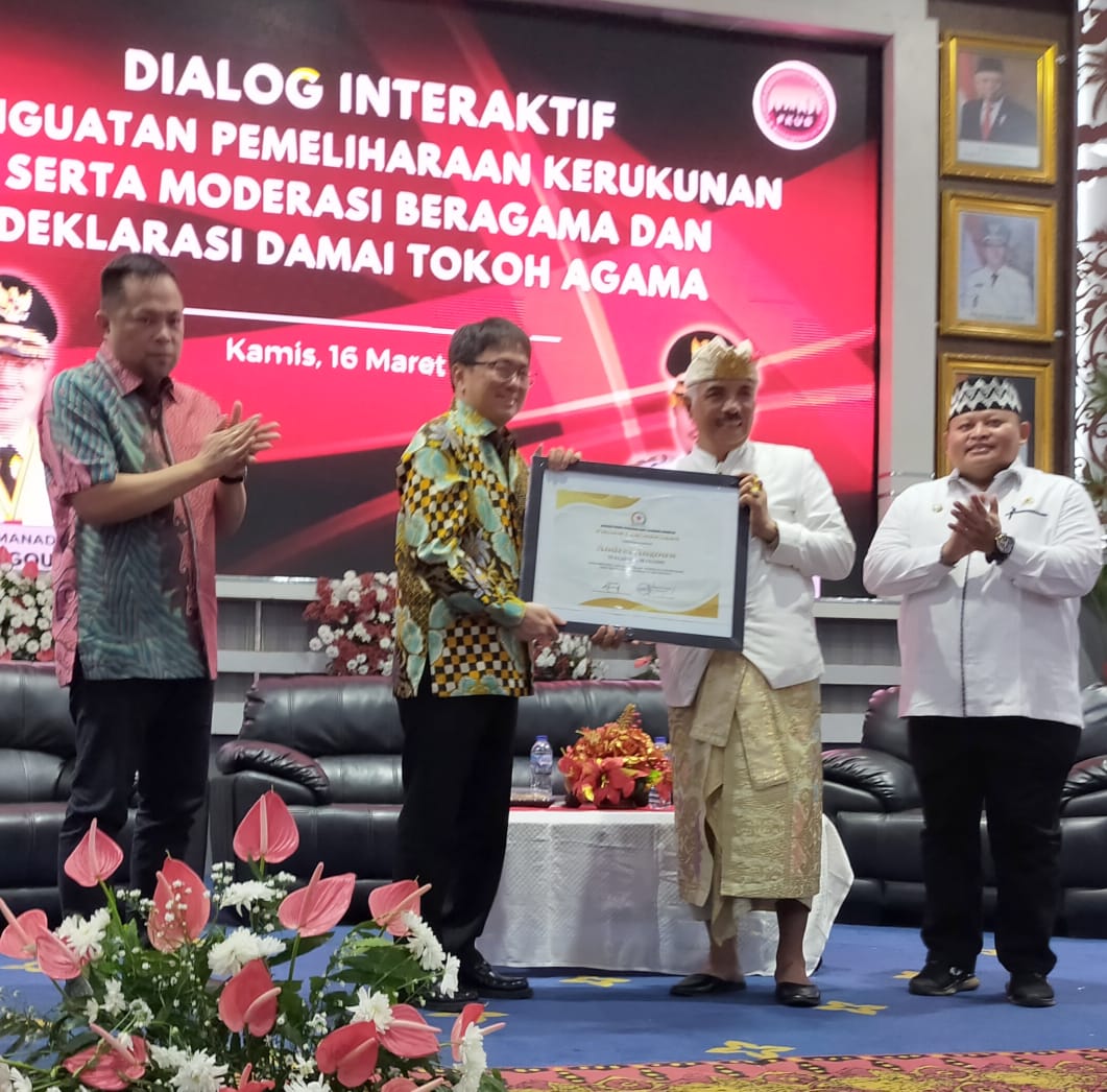  Wali Kota Manado Andrei Angouw-Wakil Wali Kota Manado Richard Sualang menerima penghargaan sebagai tokoh kerukunan dan moderasi agama