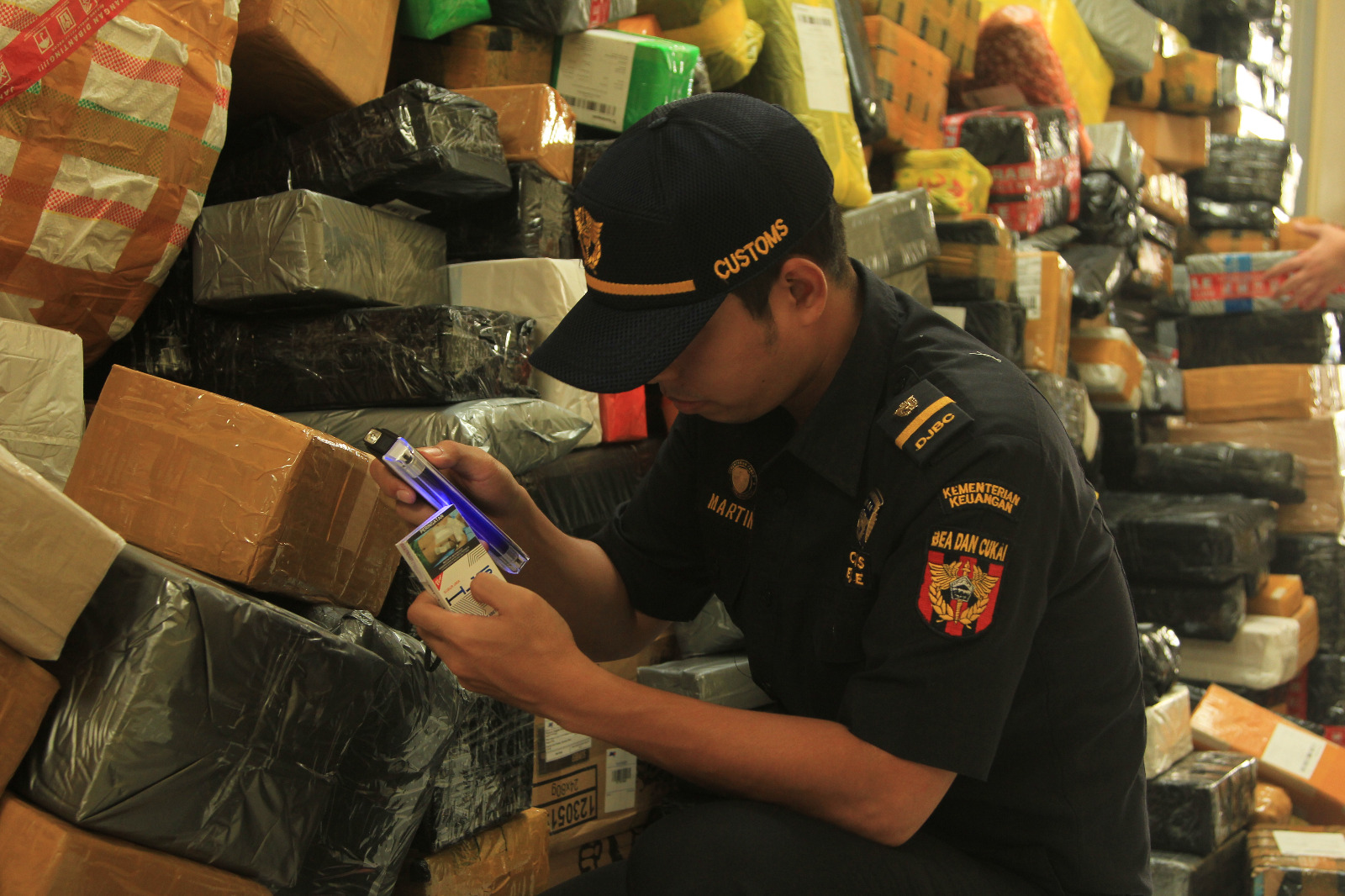 Petugas Bea Cukai kembali gagalkan upaya peredaran barang kena cukai (BKC) ilegal di Malang, Jawa Timur, dan Kudus, Jawa Tengah.